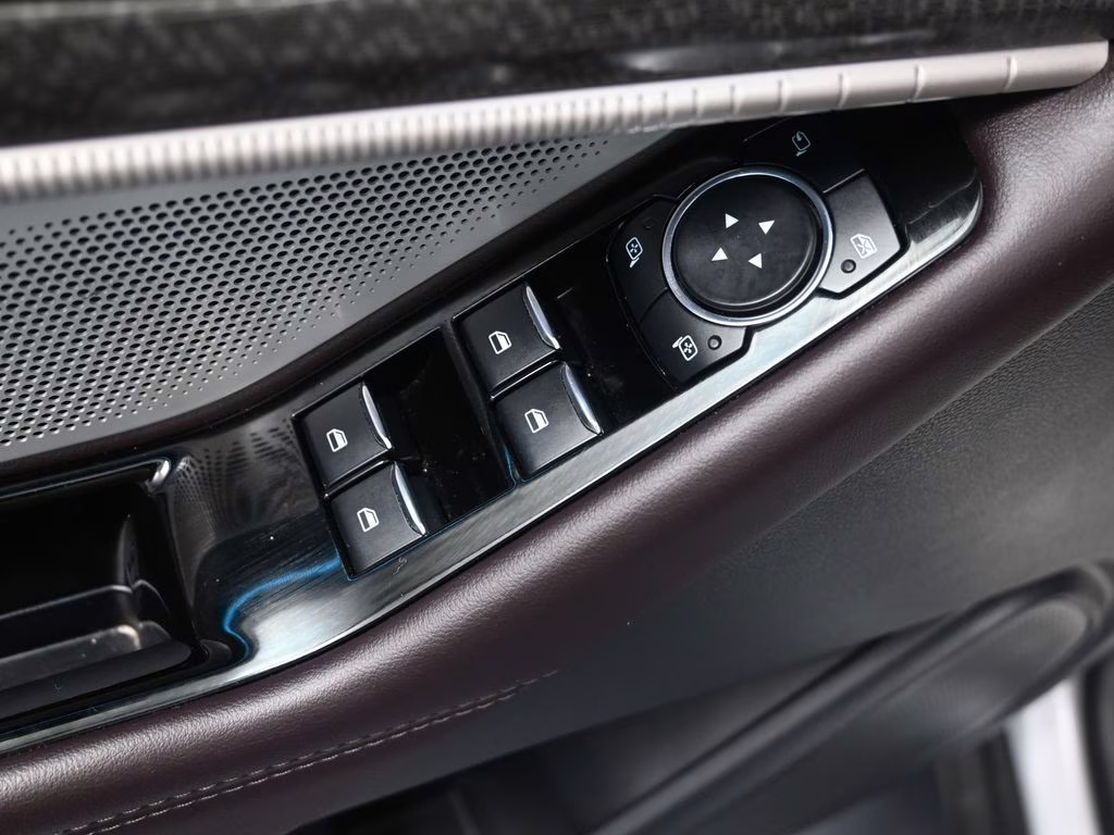 2025 White Metallic Ford Explorer Platinum 4X4 SUV