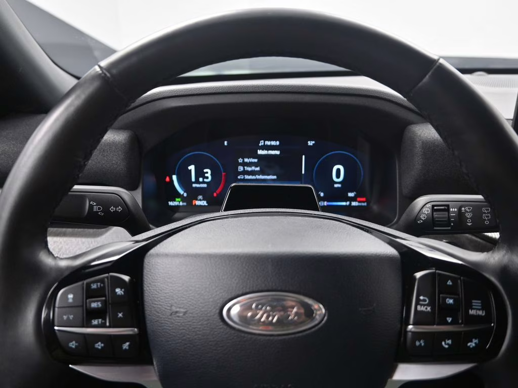 2025 White Metallic Ford Explorer Platinum 4X4 SUV