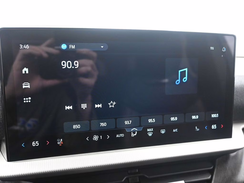 2025 White Metallic Ford Explorer Platinum 4X4 SUV