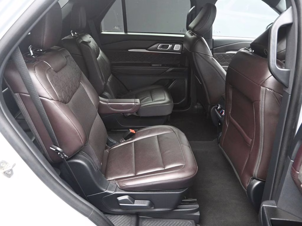 2025 White Metallic Ford Explorer Platinum 4X4 SUV