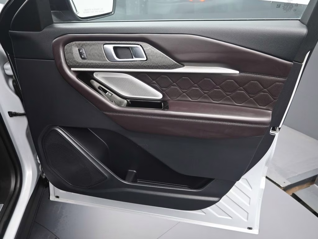 2025 White Metallic Ford Explorer Platinum 4X4 SUV