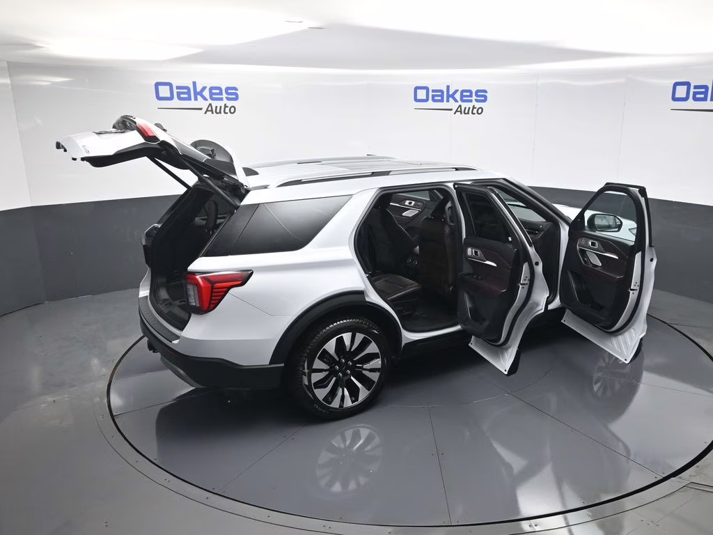 2025 White Metallic Ford Explorer Platinum 4X4 SUV