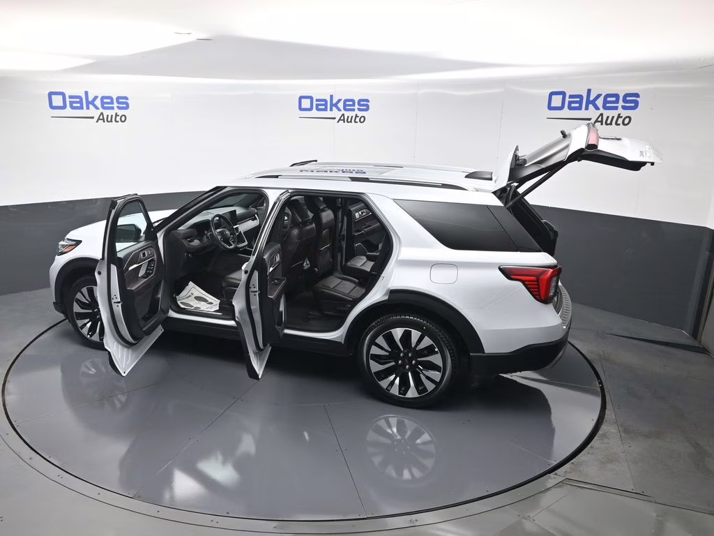 2025 White Metallic Ford Explorer Platinum 4X4 SUV