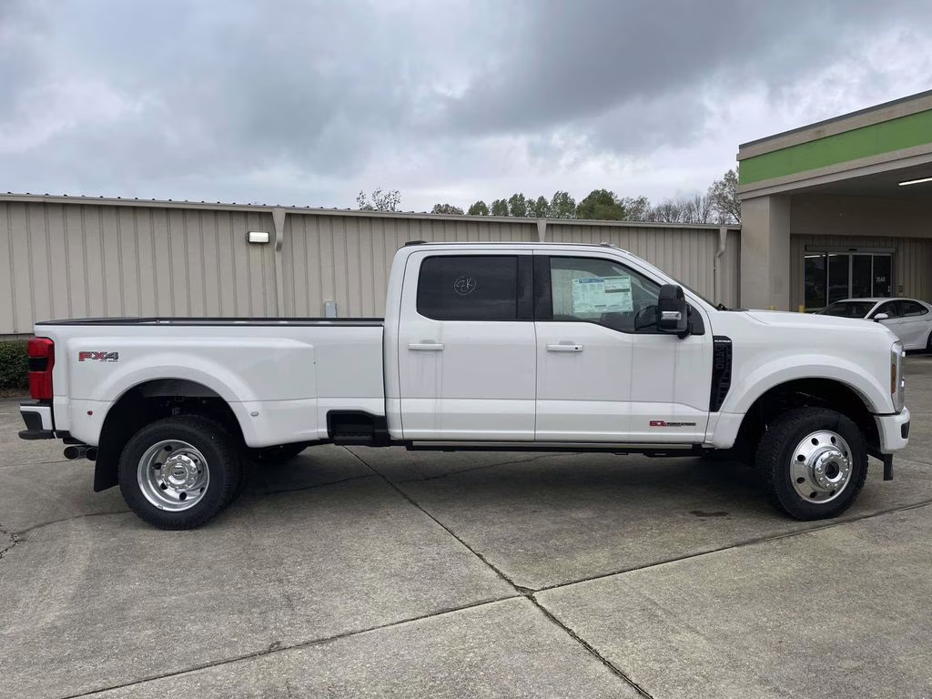2025 White Metallic Ford Super Duty F-450 DRW Platinum 4X4 Truck