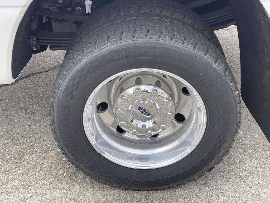 2025 White Metallic Ford Super Duty F-450 DRW Platinum 4X4 Truck