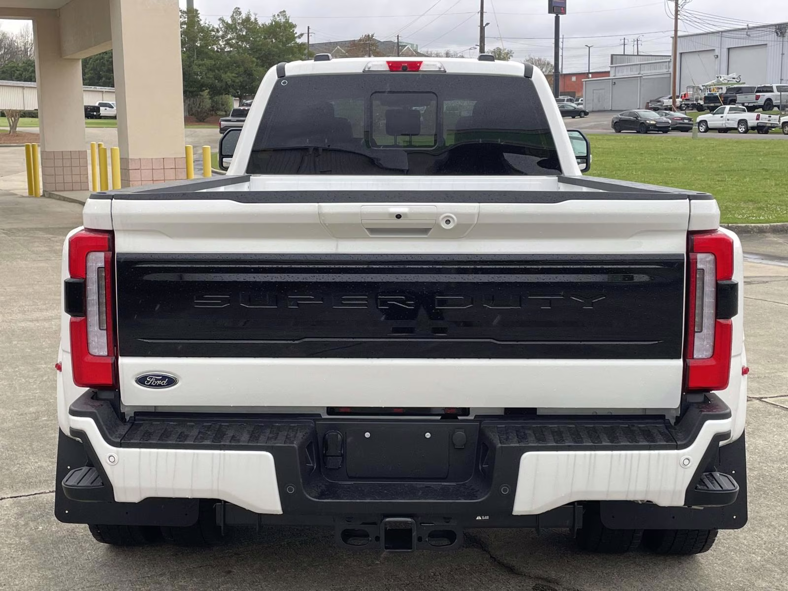 2025 White Metallic Ford Super Duty F-450 DRW Platinum 4X4 Truck
