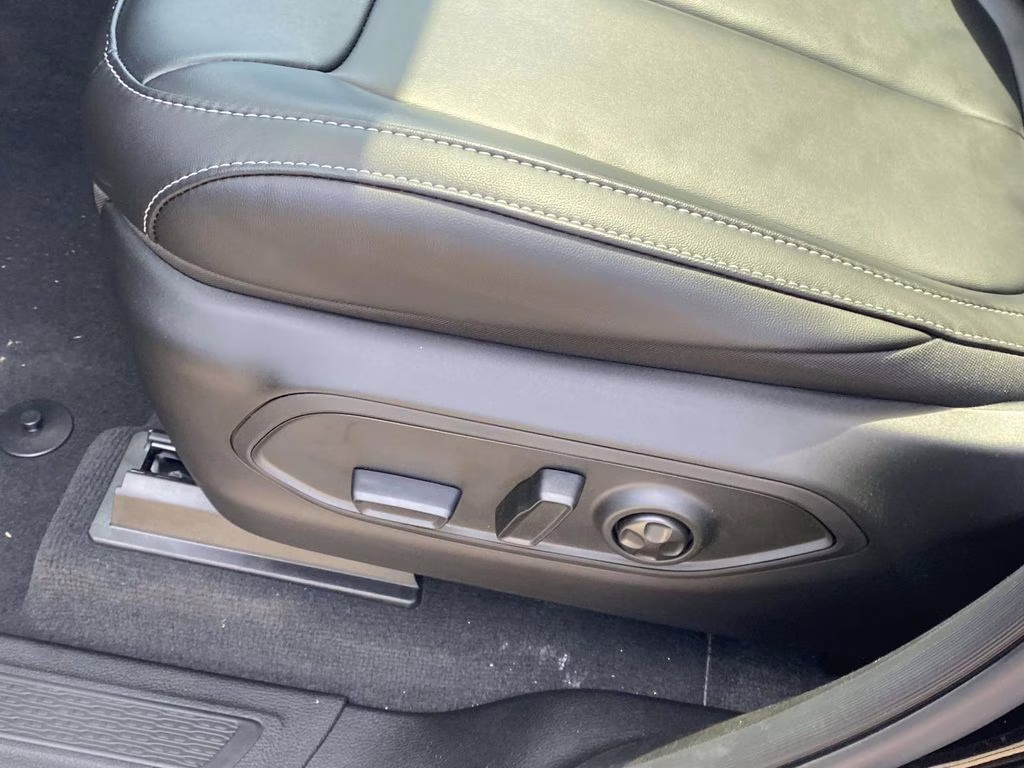 2026 Diamond Black Crystal Pearlcoat Jeep Grand Cherokee Limited RWD SUV