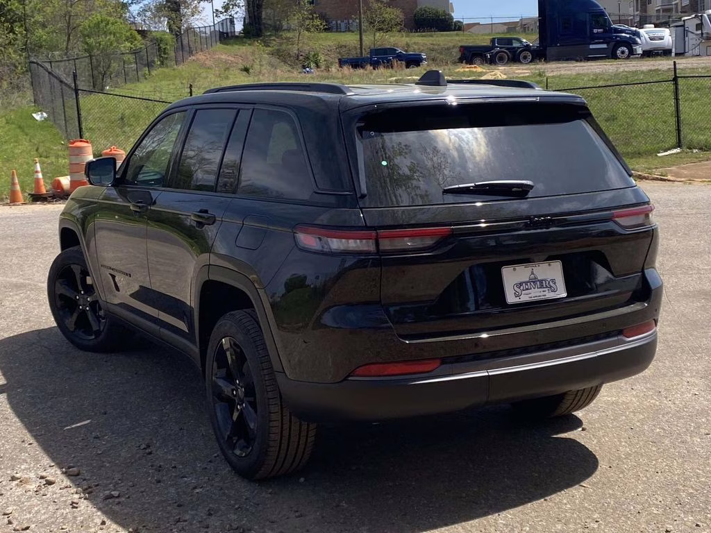 2026 Diamond Black Crystal Pearlcoat Jeep Grand Cherokee Limited RWD SUV