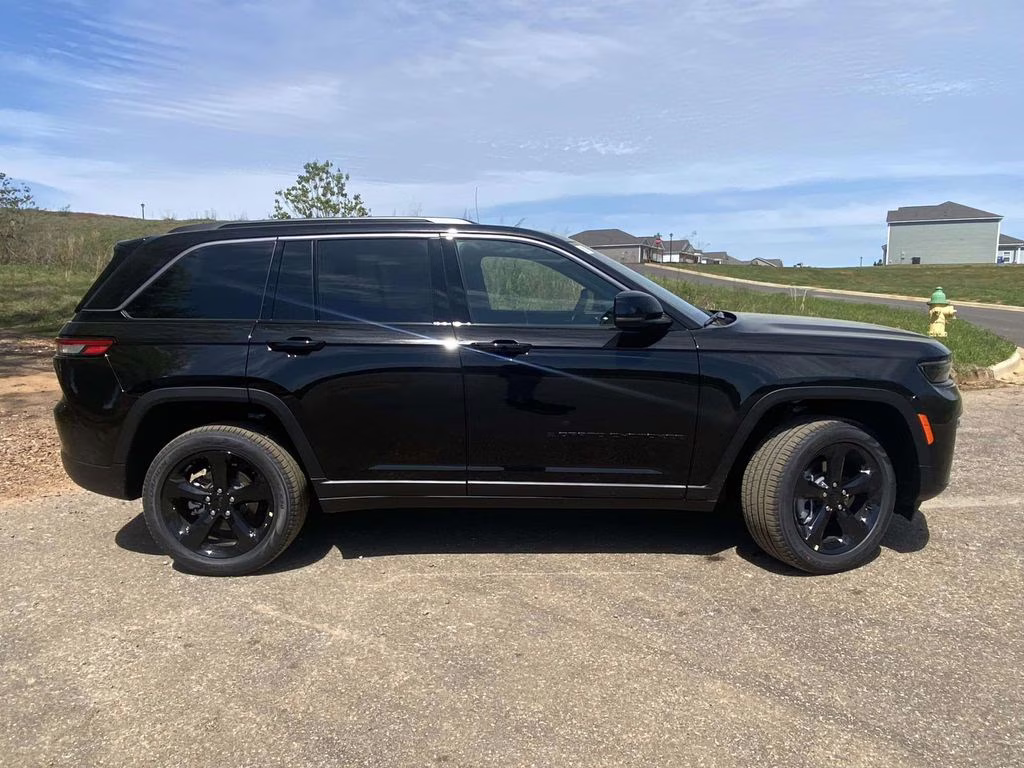 2026 Diamond Black Crystal Pearlcoat Jeep Grand Cherokee Limited RWD SUV