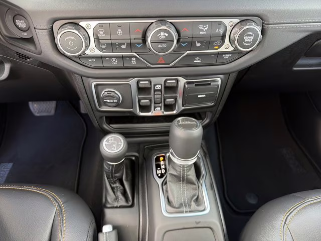 2026 Black Clearcoat Jeep Gladiator Sahara 4X4 Truck