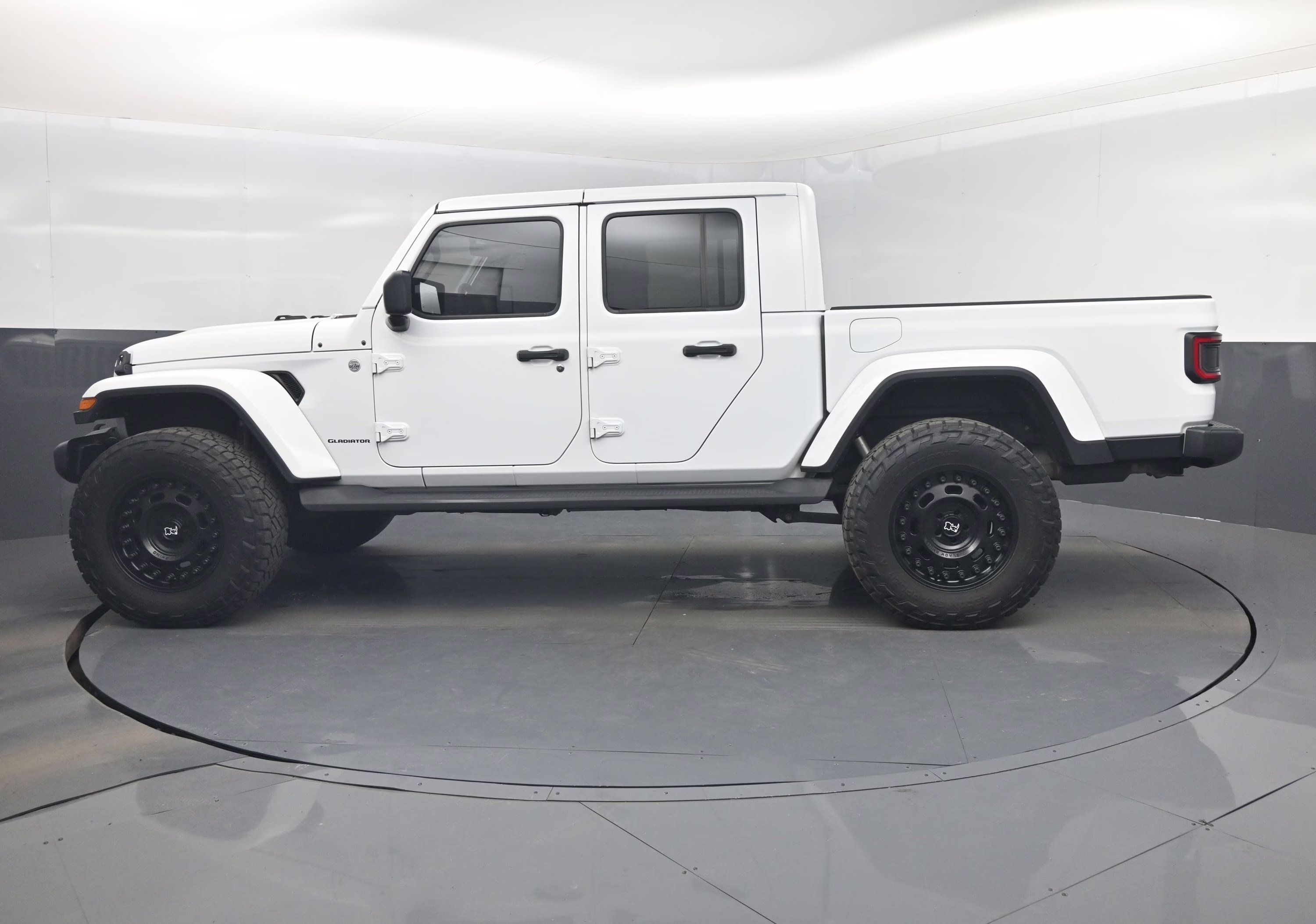 2020 Bright White Clearcoat Jeep Gladiator Overland 4X4 Truck