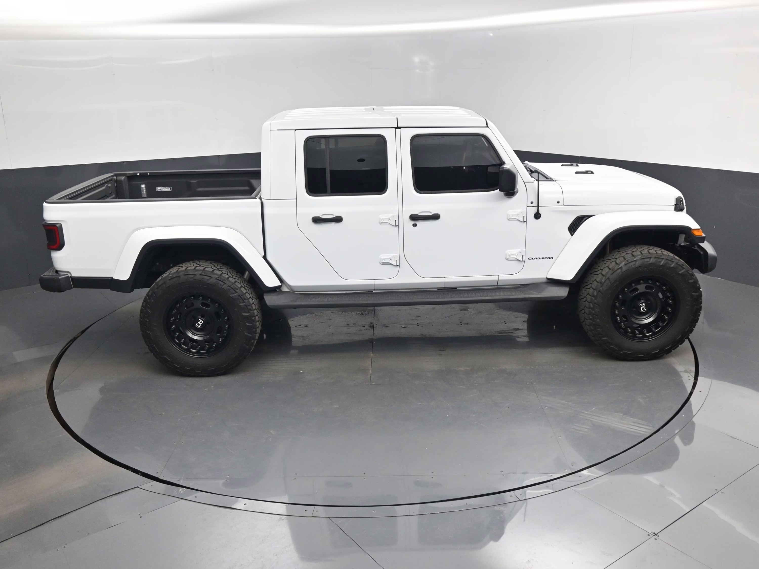 2020 Bright White Clearcoat Jeep Gladiator Overland 4X4 Truck