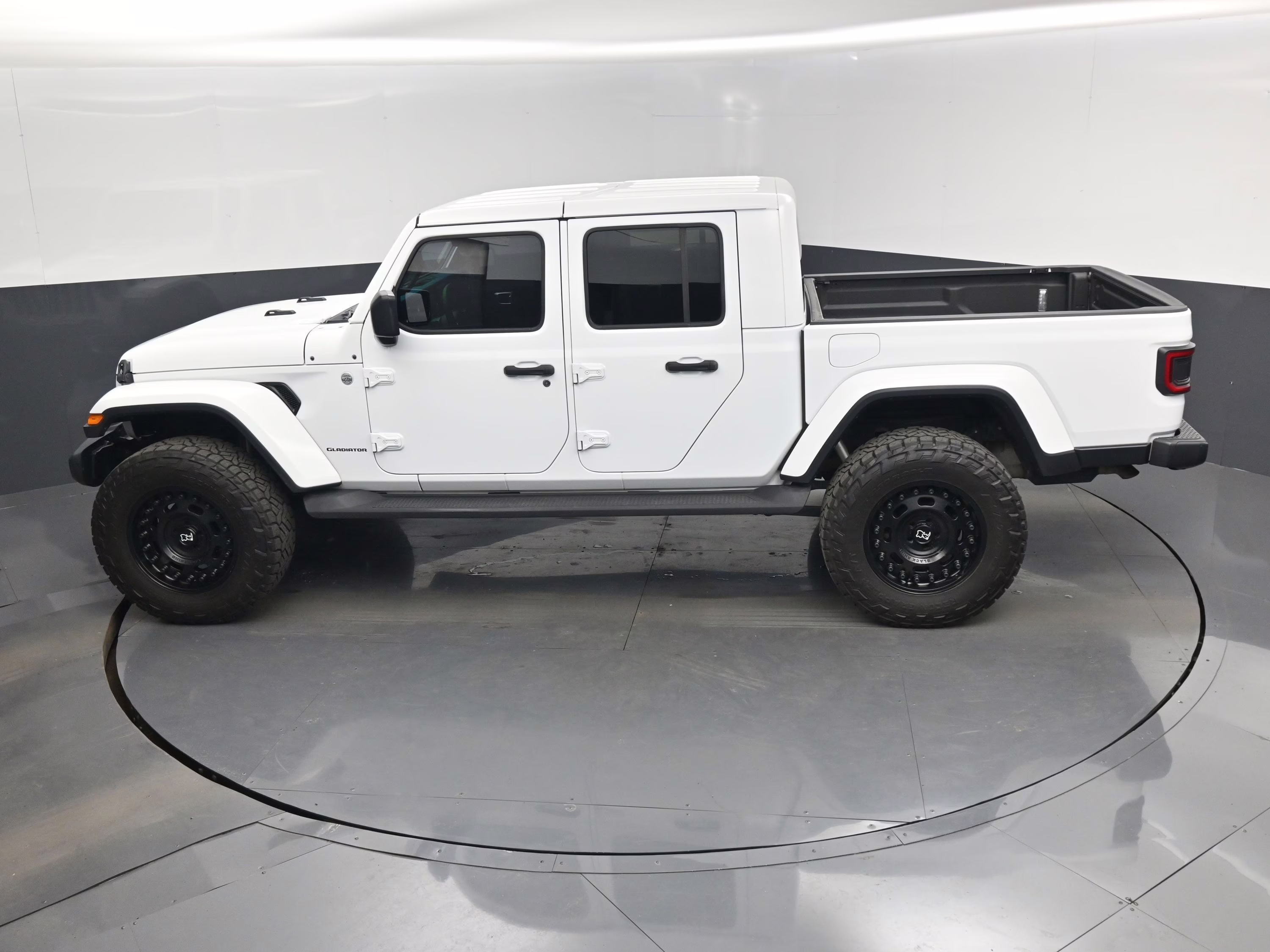 2020 Bright White Clearcoat Jeep Gladiator Overland 4X4 Truck