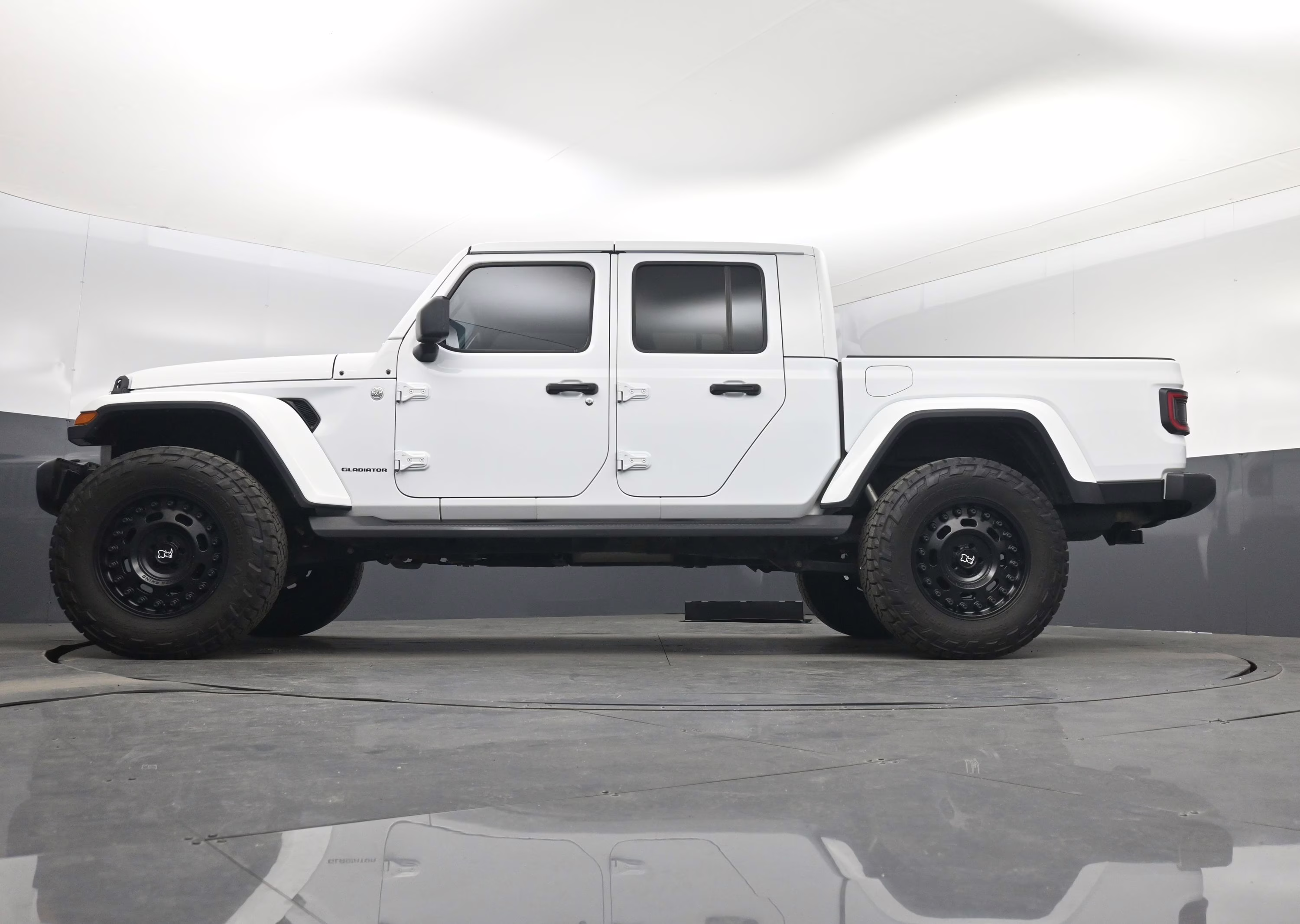 2020 Bright White Clearcoat Jeep Gladiator Overland 4X4 Truck