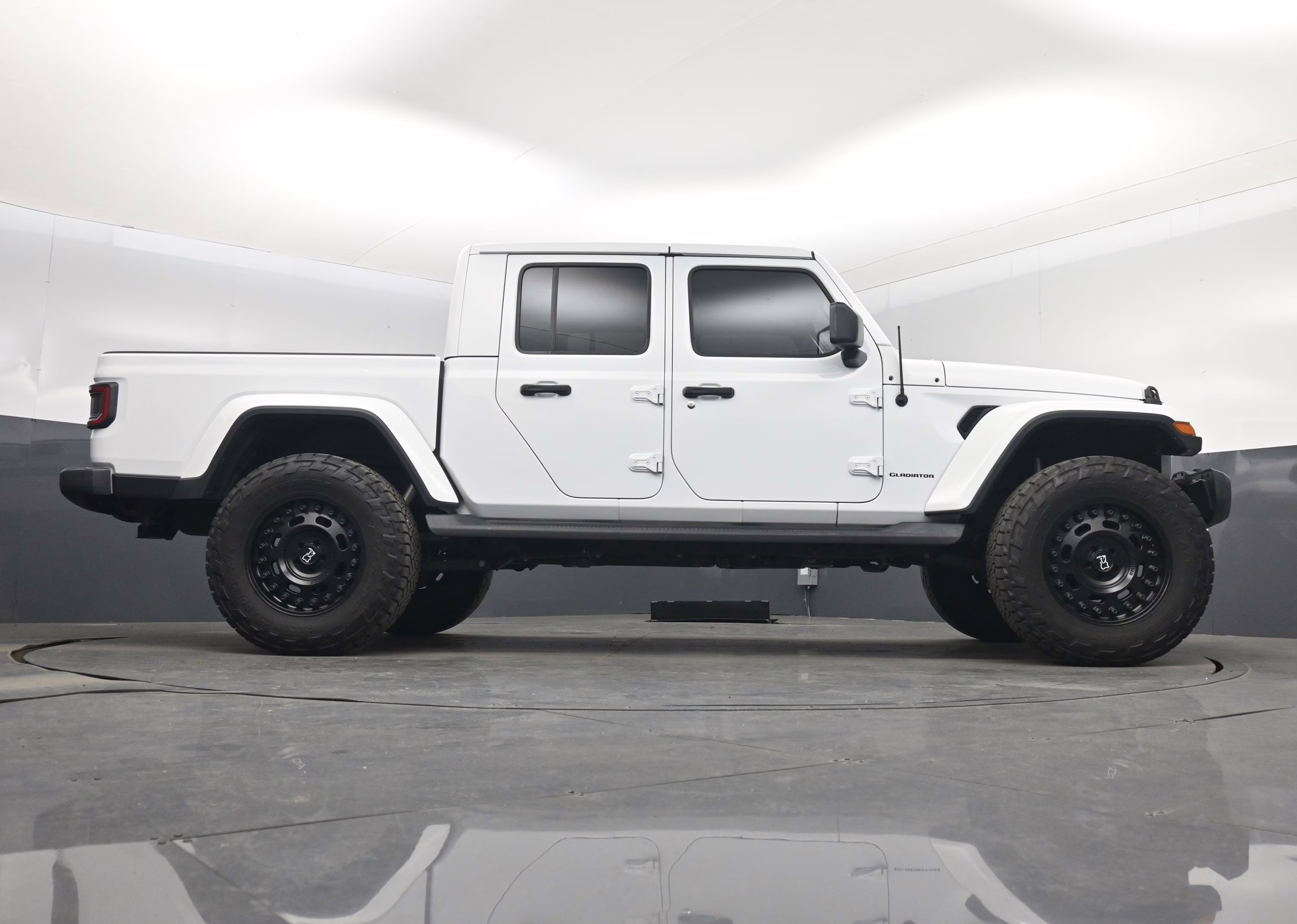 2020 Bright White Clearcoat Jeep Gladiator Overland 4X4 Truck