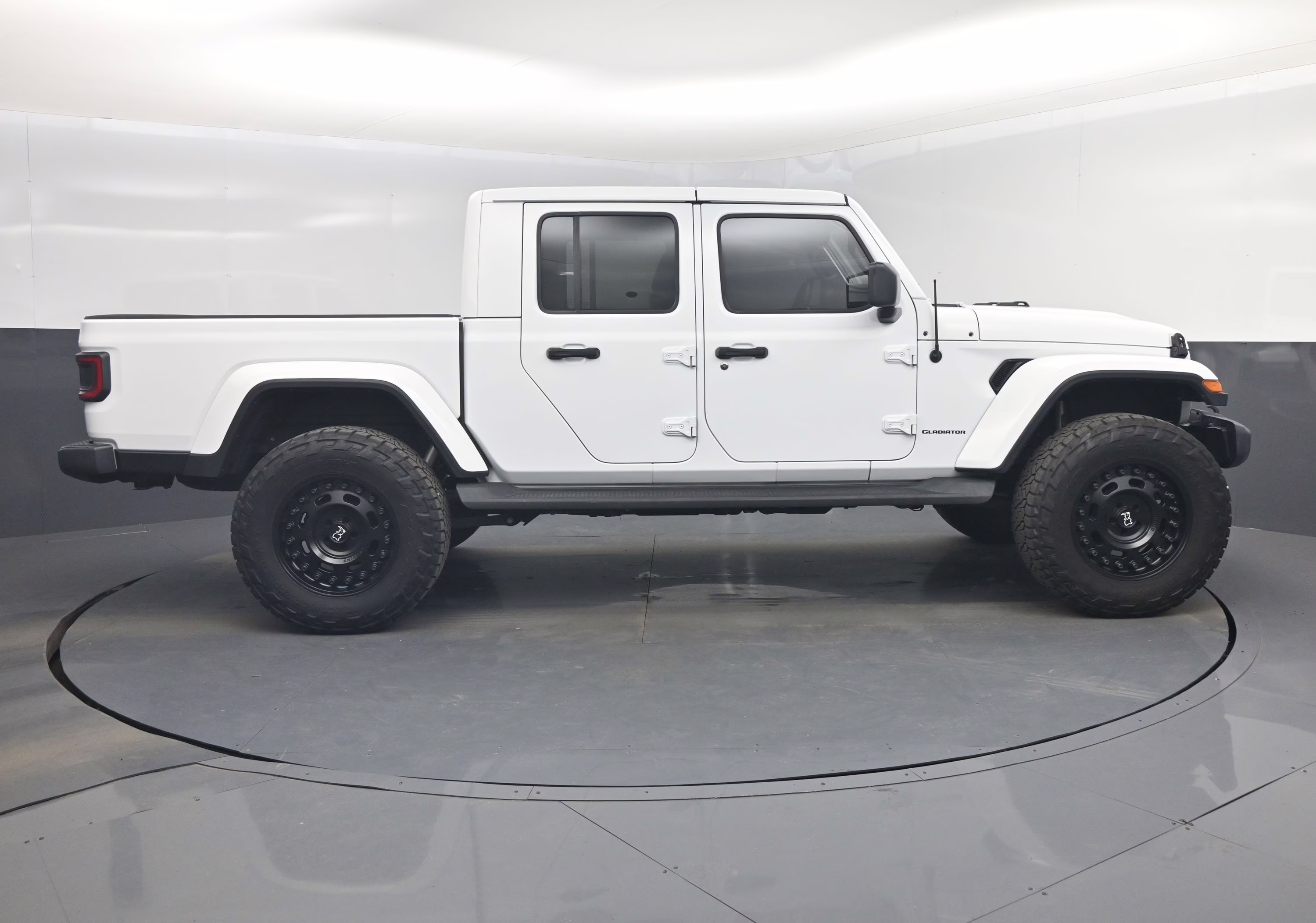 2020 Bright White Clearcoat Jeep Gladiator Overland 4X4 Truck