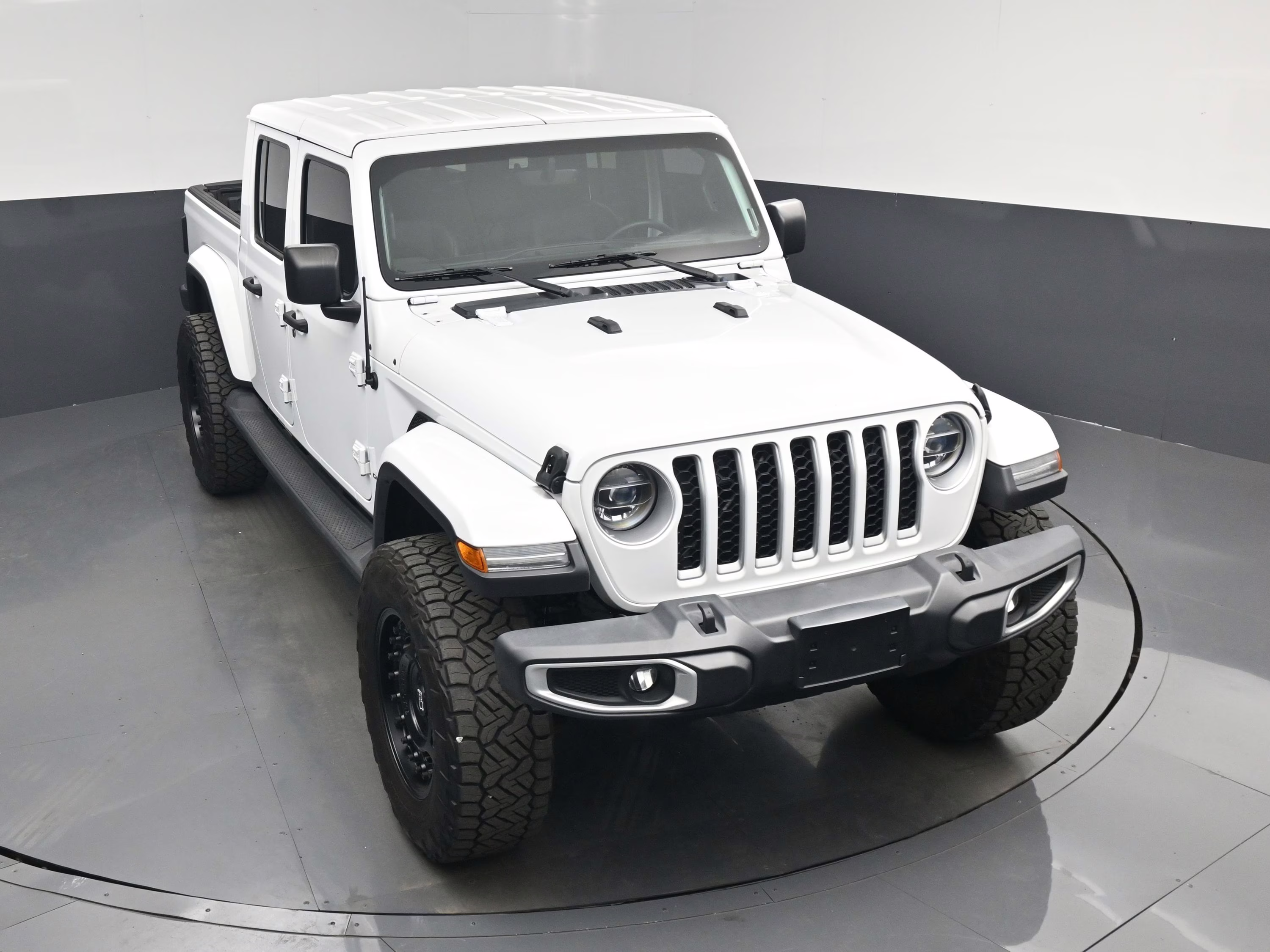 2020 Bright White Clearcoat Jeep Gladiator Overland 4X4 Truck
