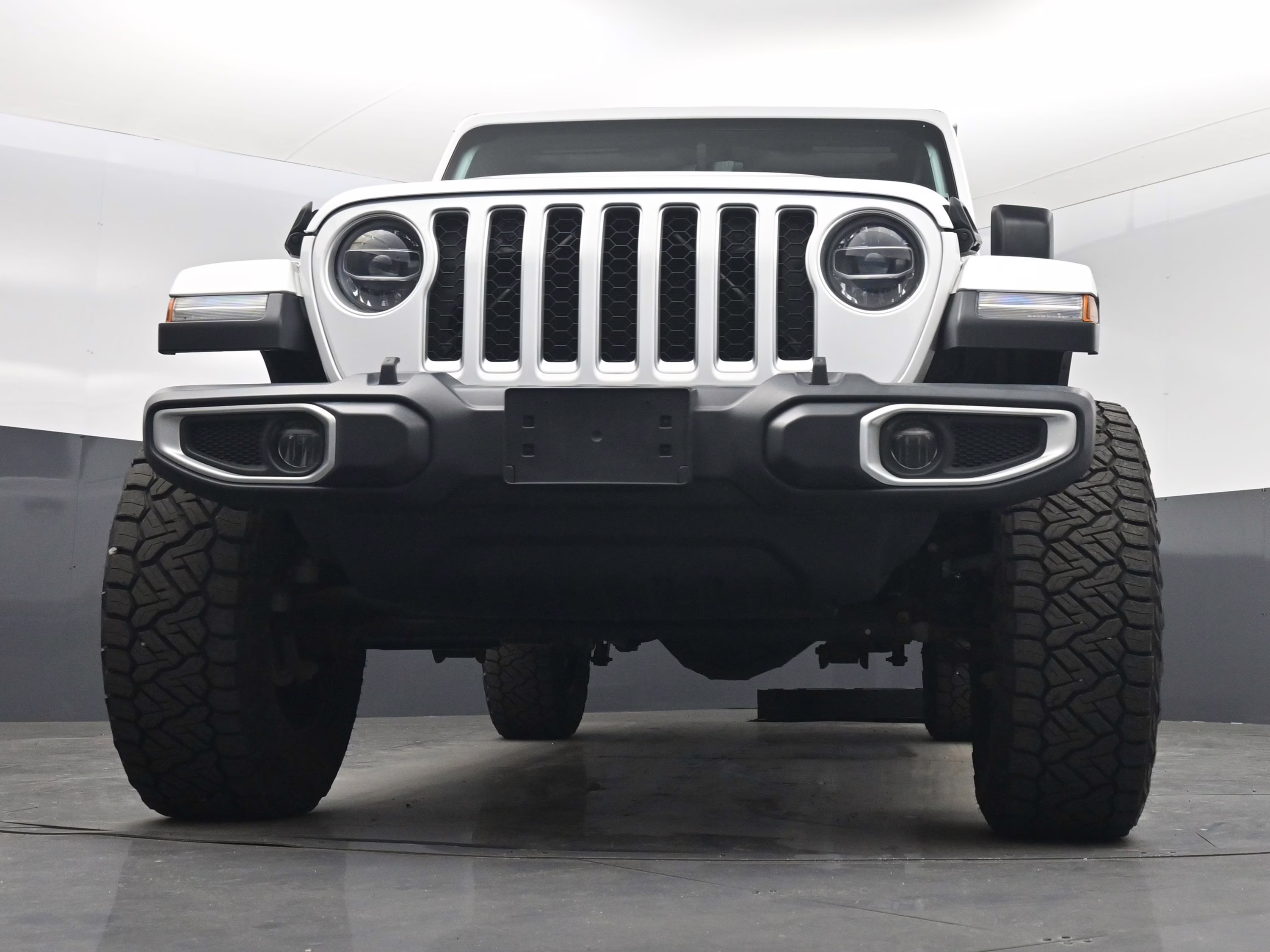 2020 Bright White Clearcoat Jeep Gladiator Overland 4X4 Truck