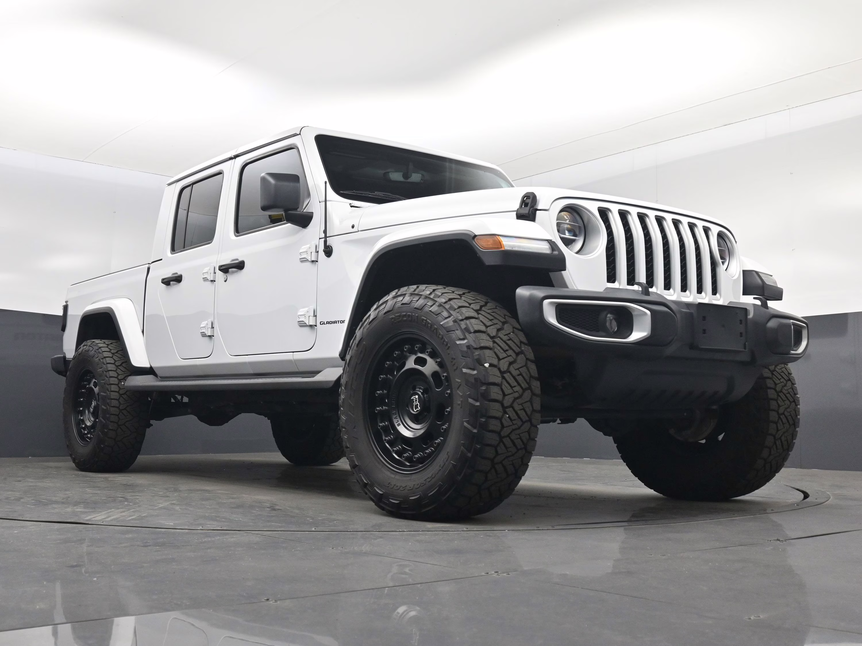 2020 Bright White Clearcoat Jeep Gladiator Overland 4X4 Truck