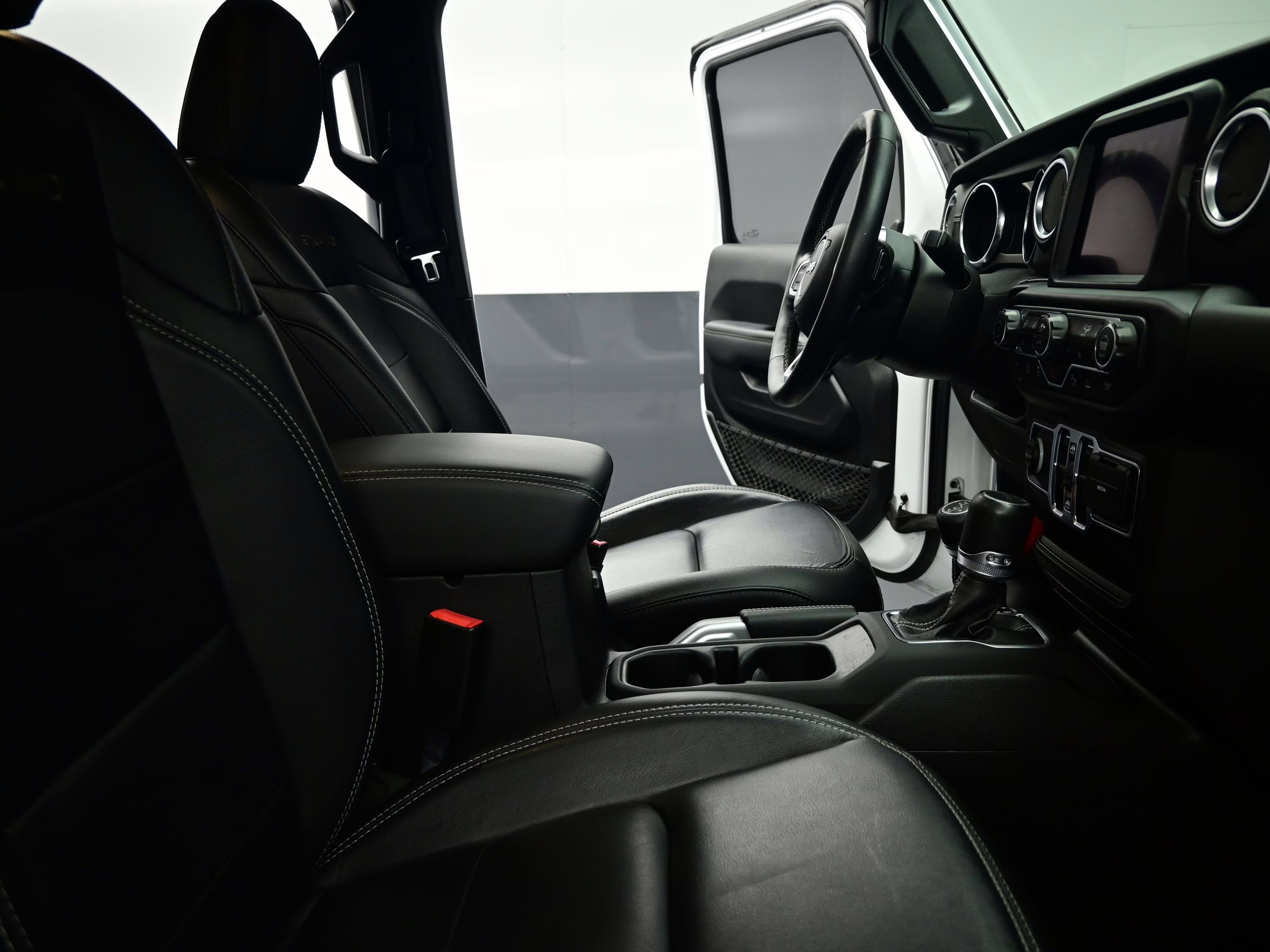 2020 Bright White Clearcoat Jeep Gladiator Overland 4X4 Truck