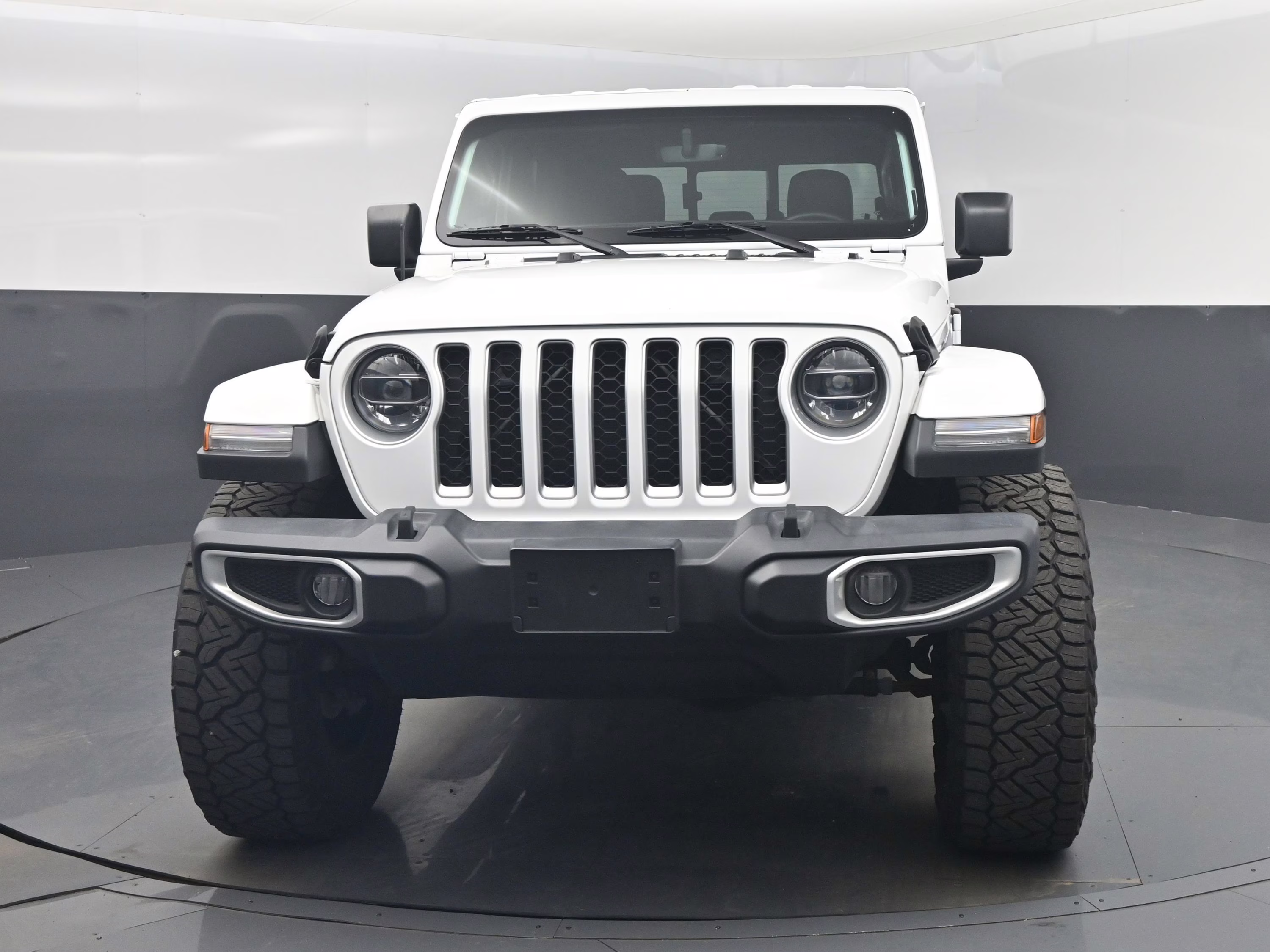 2020 Bright White Clearcoat Jeep Gladiator Overland 4X4 Truck