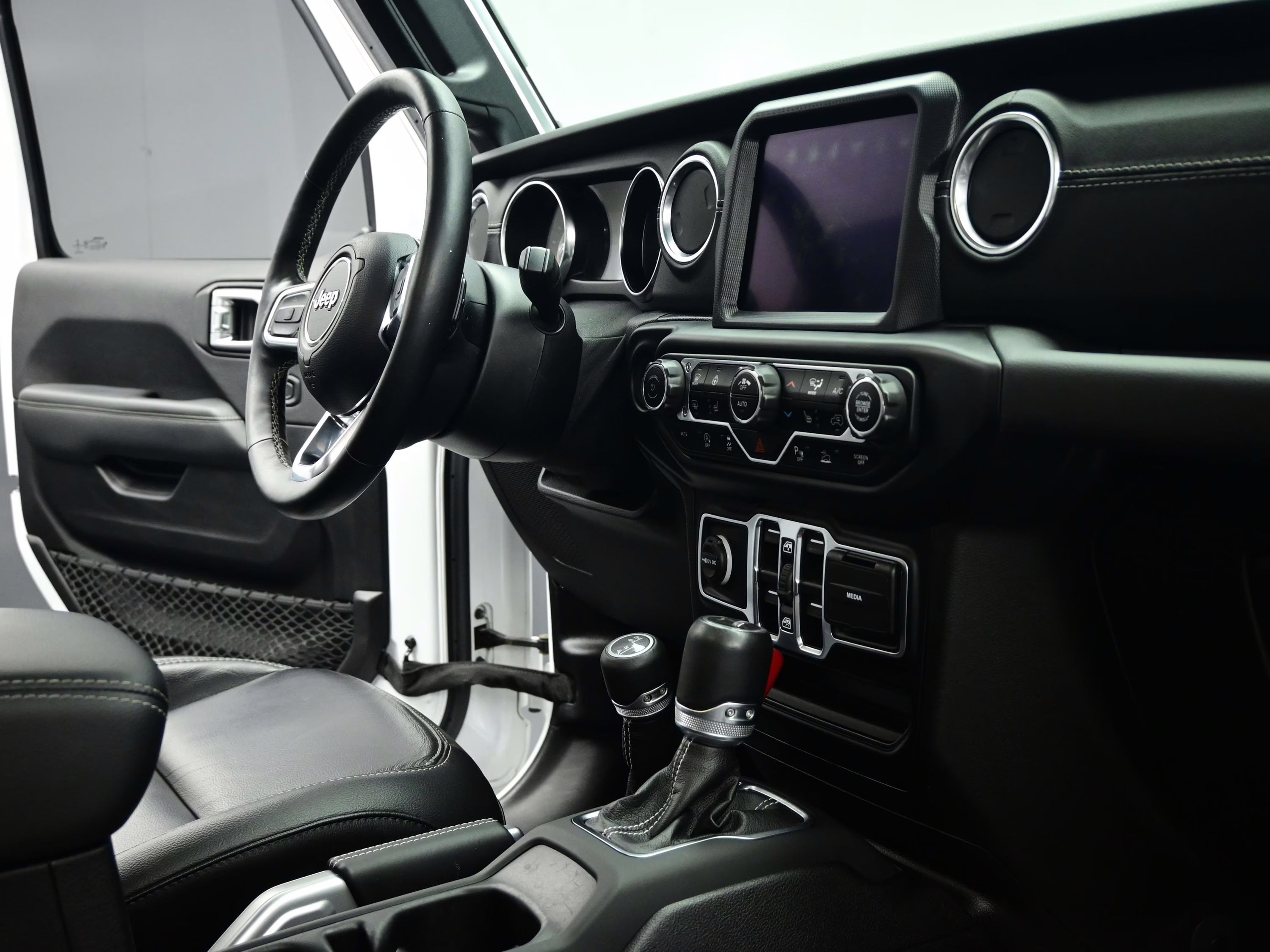 2020 Bright White Clearcoat Jeep Gladiator Overland 4X4 Truck