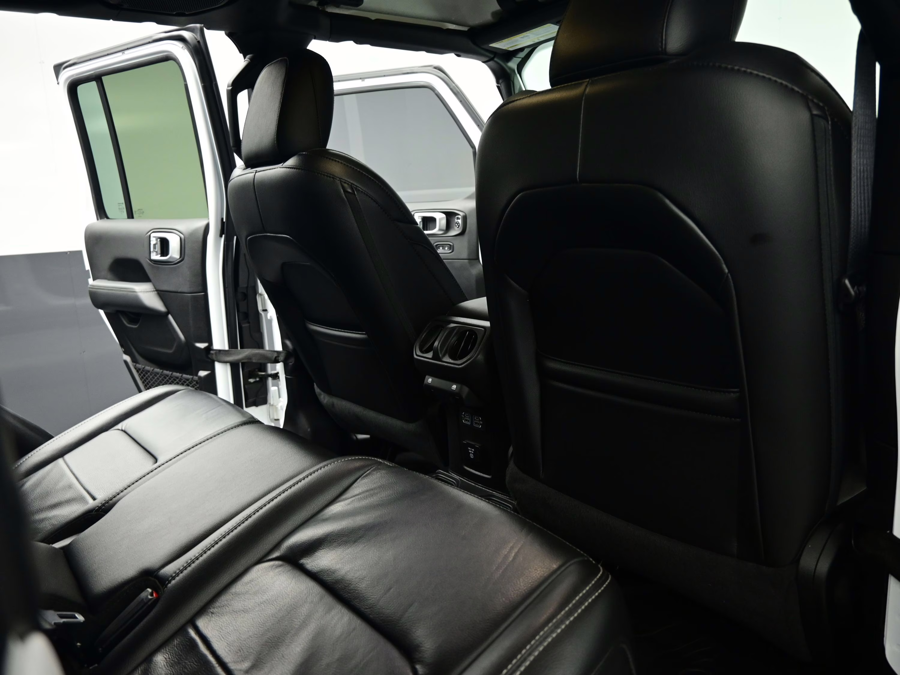 2020 Bright White Clearcoat Jeep Gladiator Overland 4X4 Truck