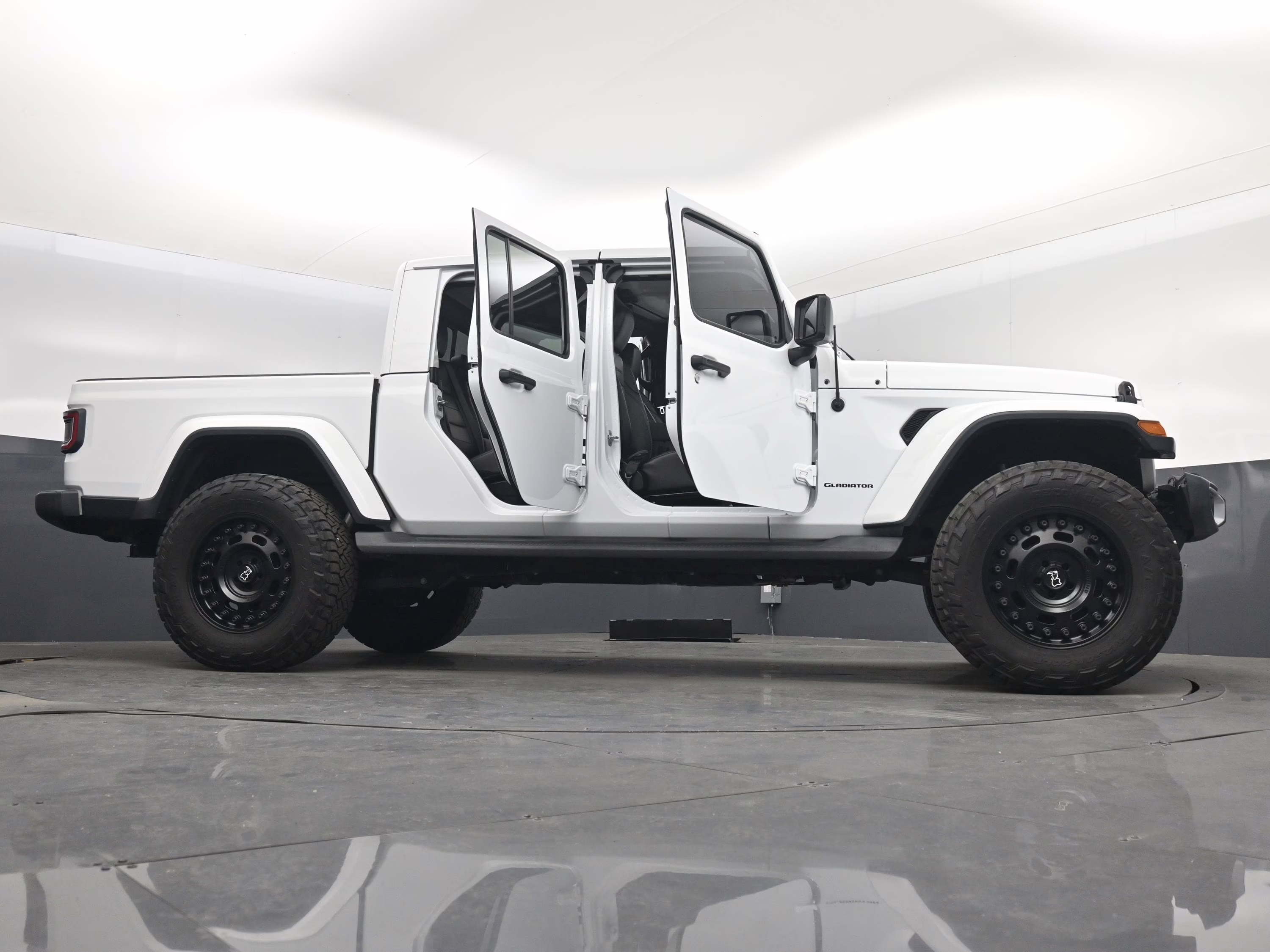 2020 Bright White Clearcoat Jeep Gladiator Overland 4X4 Truck