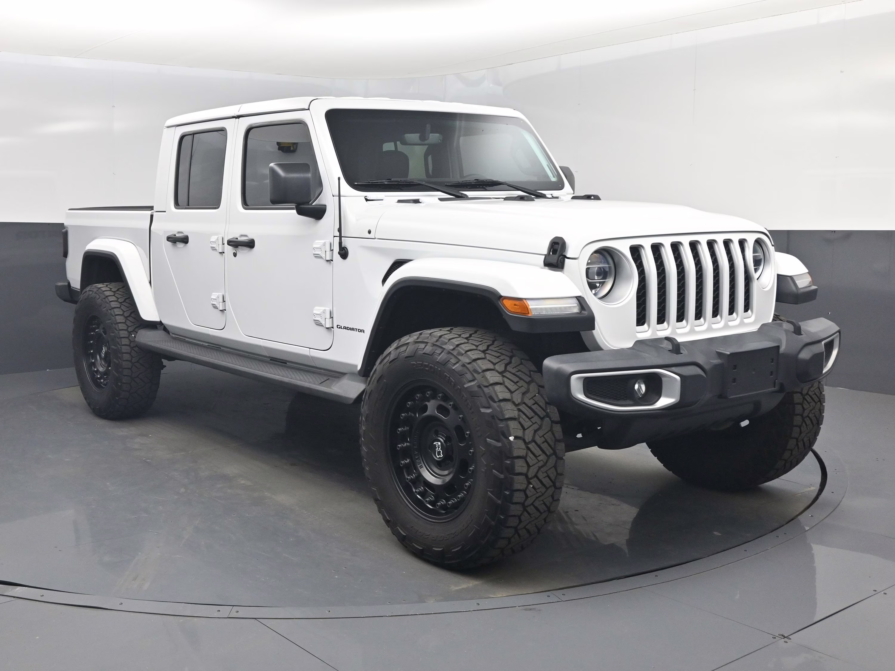 2020 Bright White Clearcoat Jeep Gladiator Overland 4X4 Truck