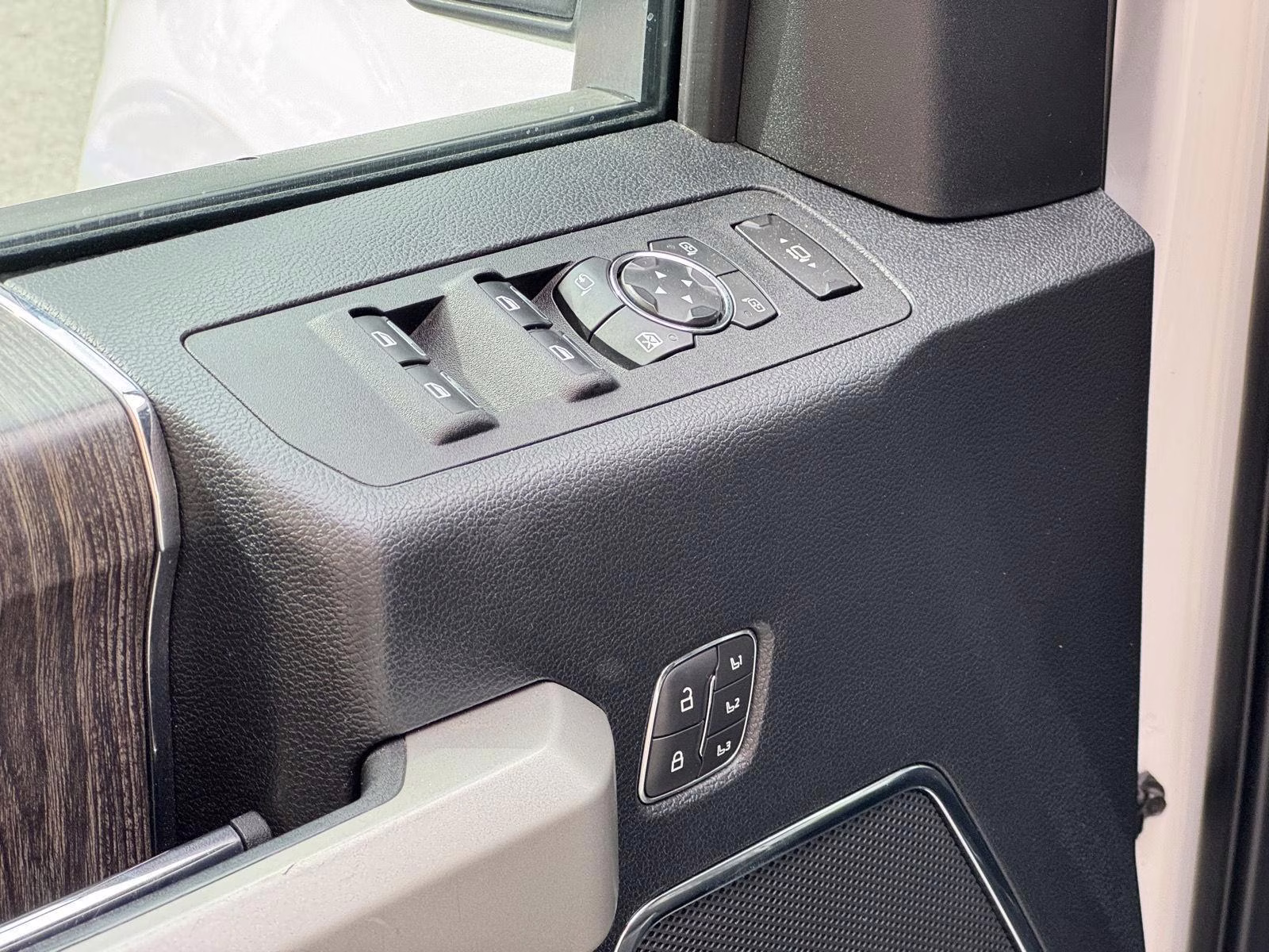 2020 Oxford White Ford Super Duty F-250 SRW Lariat 4X4 Truck