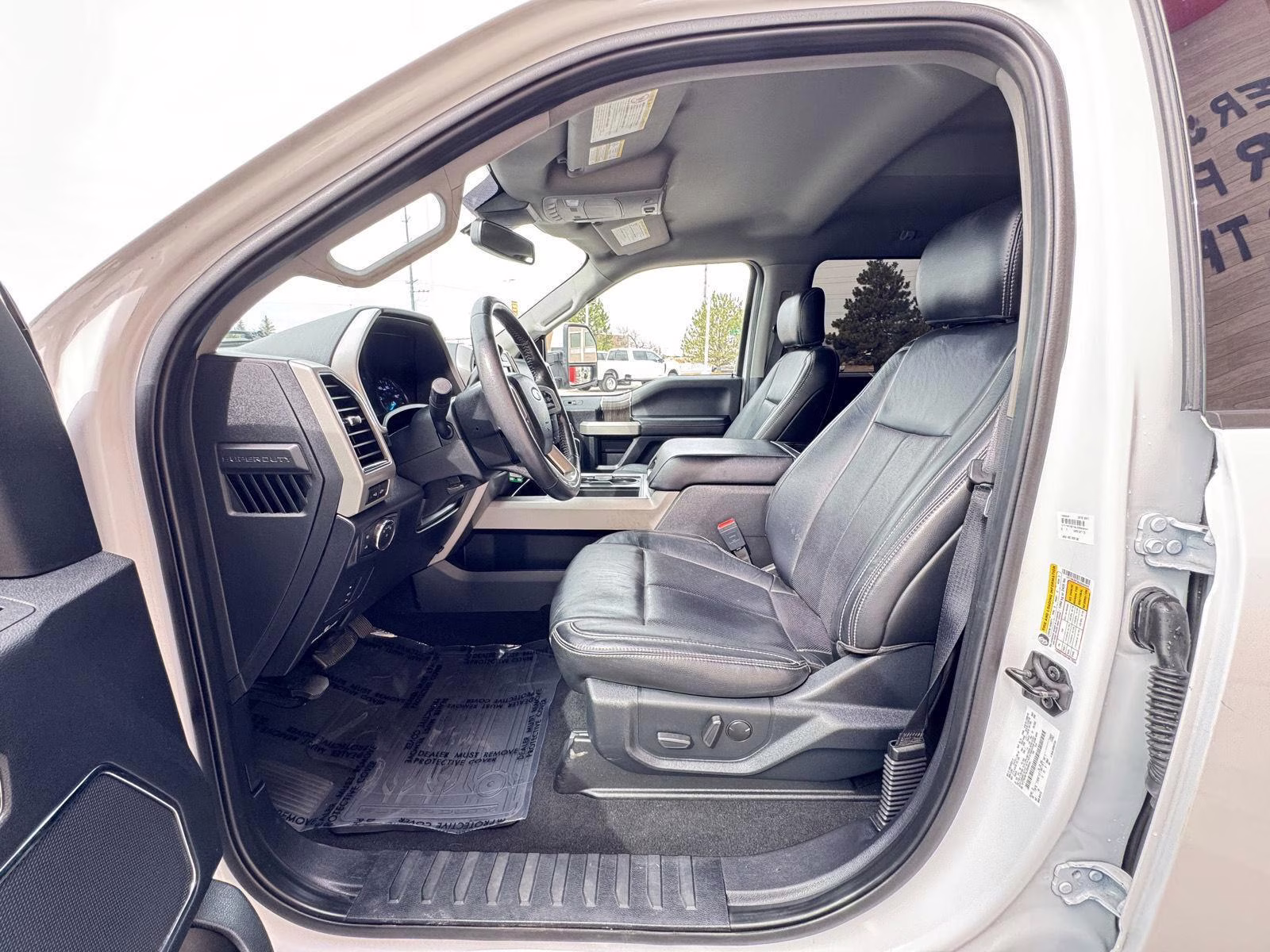 2020 Oxford White Ford Super Duty F-250 SRW Lariat 4X4 Truck