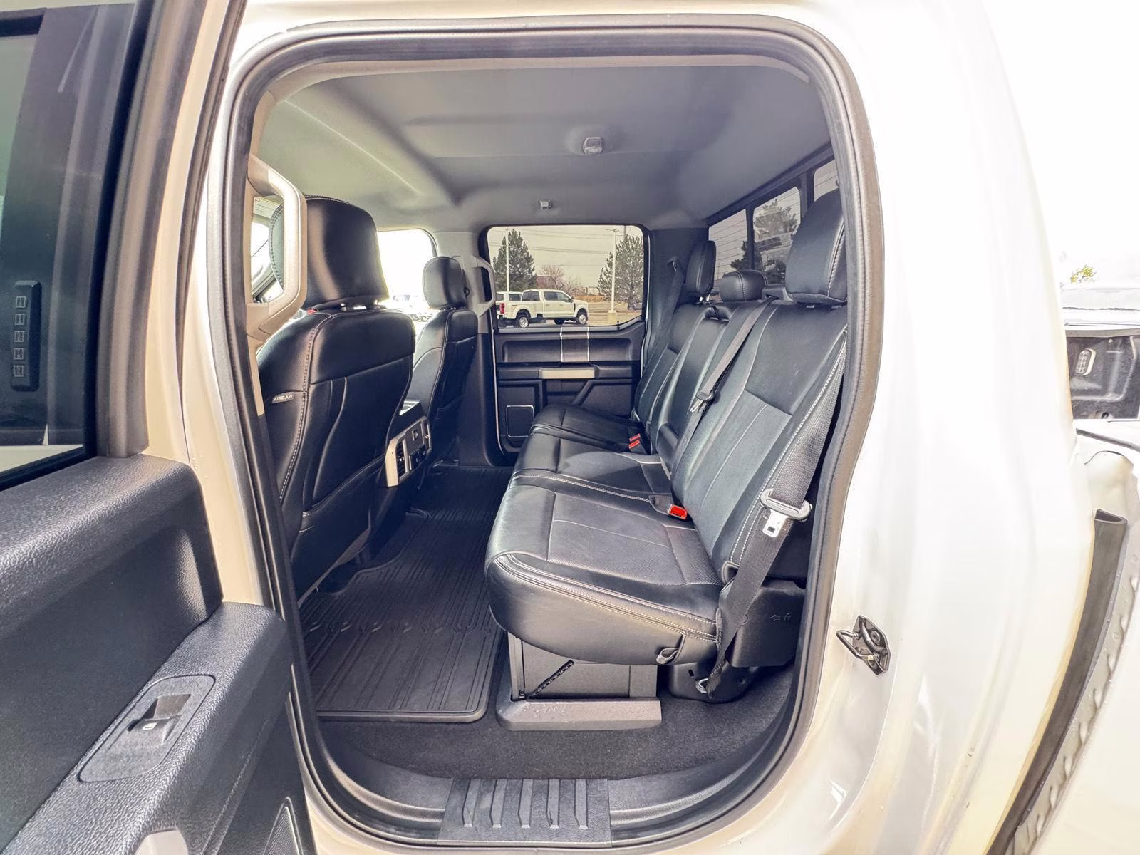 2020 Oxford White Ford Super Duty F-250 SRW Lariat 4X4 Truck