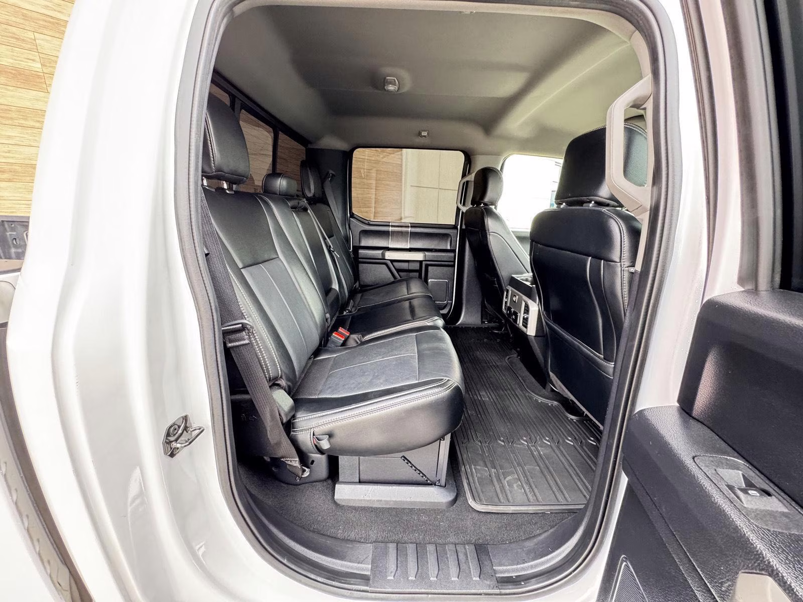 2020 Oxford White Ford Super Duty F-250 SRW Lariat 4X4 Truck