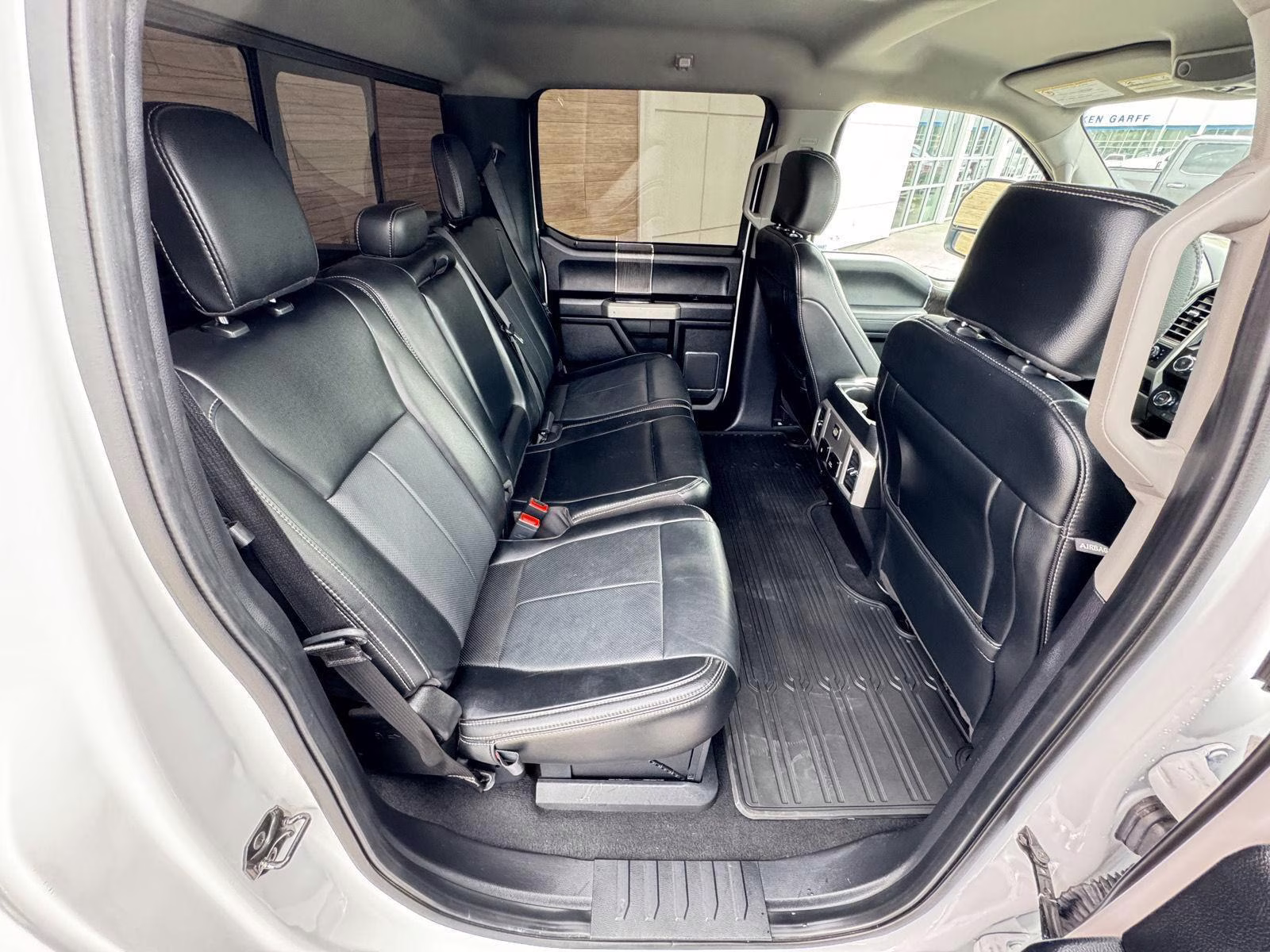 2020 Oxford White Ford Super Duty F-250 SRW Lariat 4X4 Truck