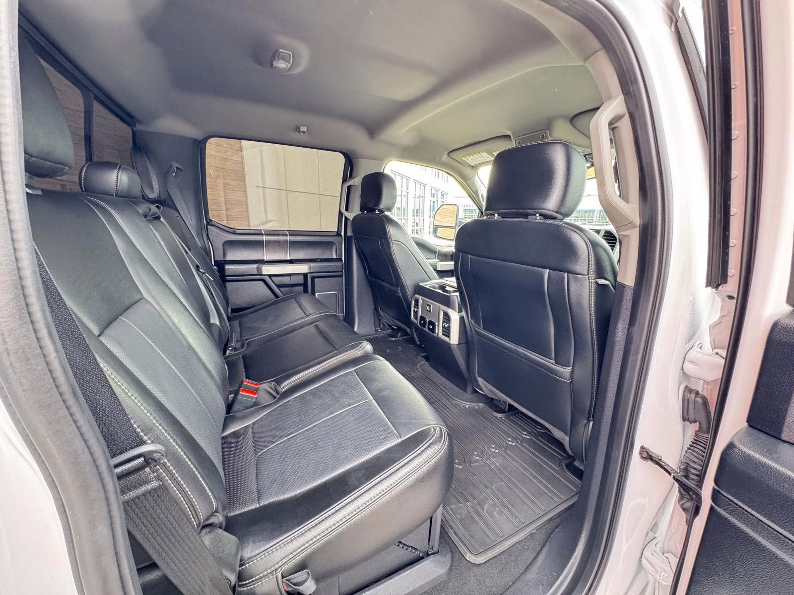 2020 Oxford White Ford Super Duty F-250 SRW Lariat 4X4 Truck