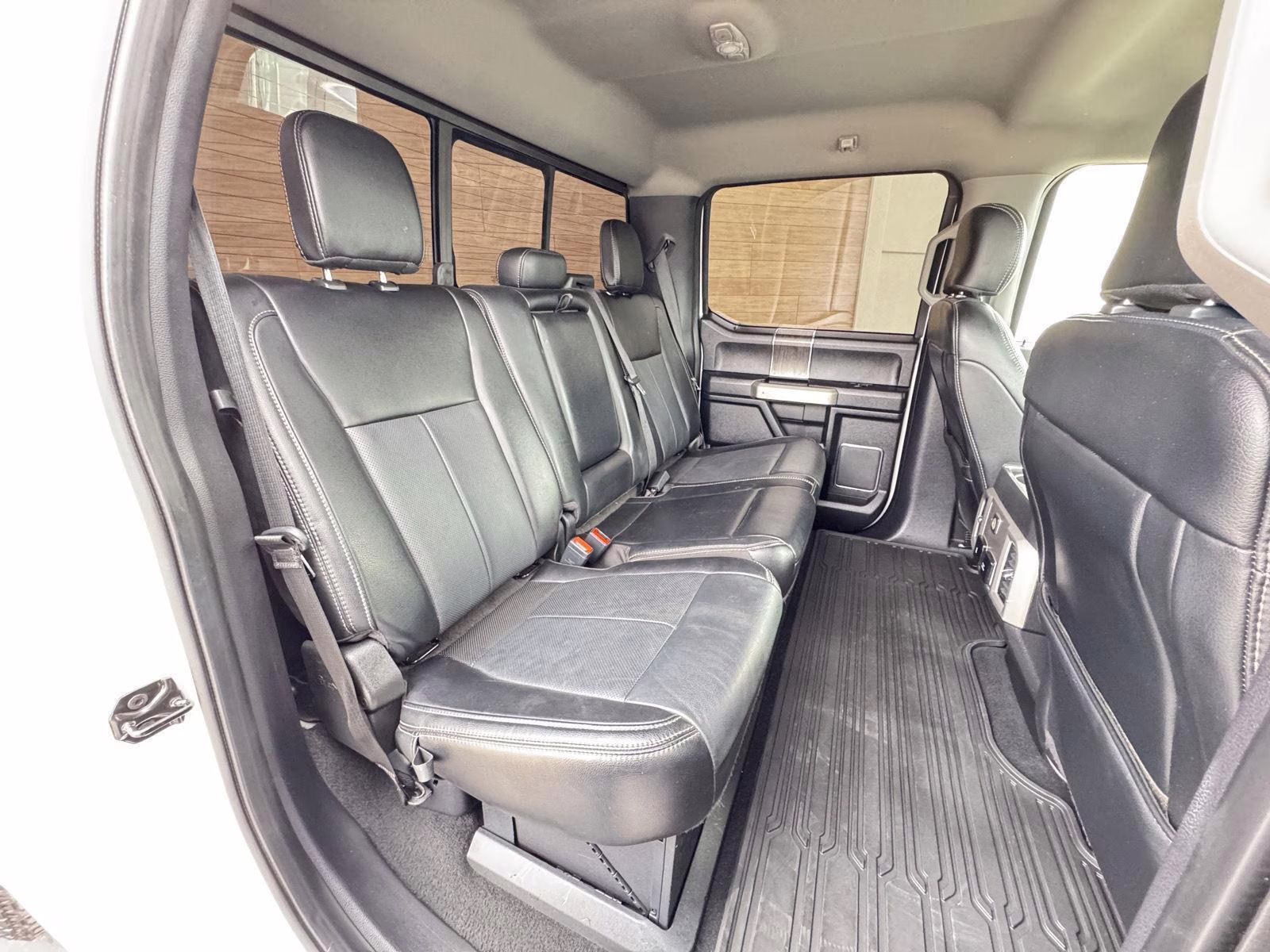 2020 Oxford White Ford Super Duty F-250 SRW Lariat 4X4 Truck