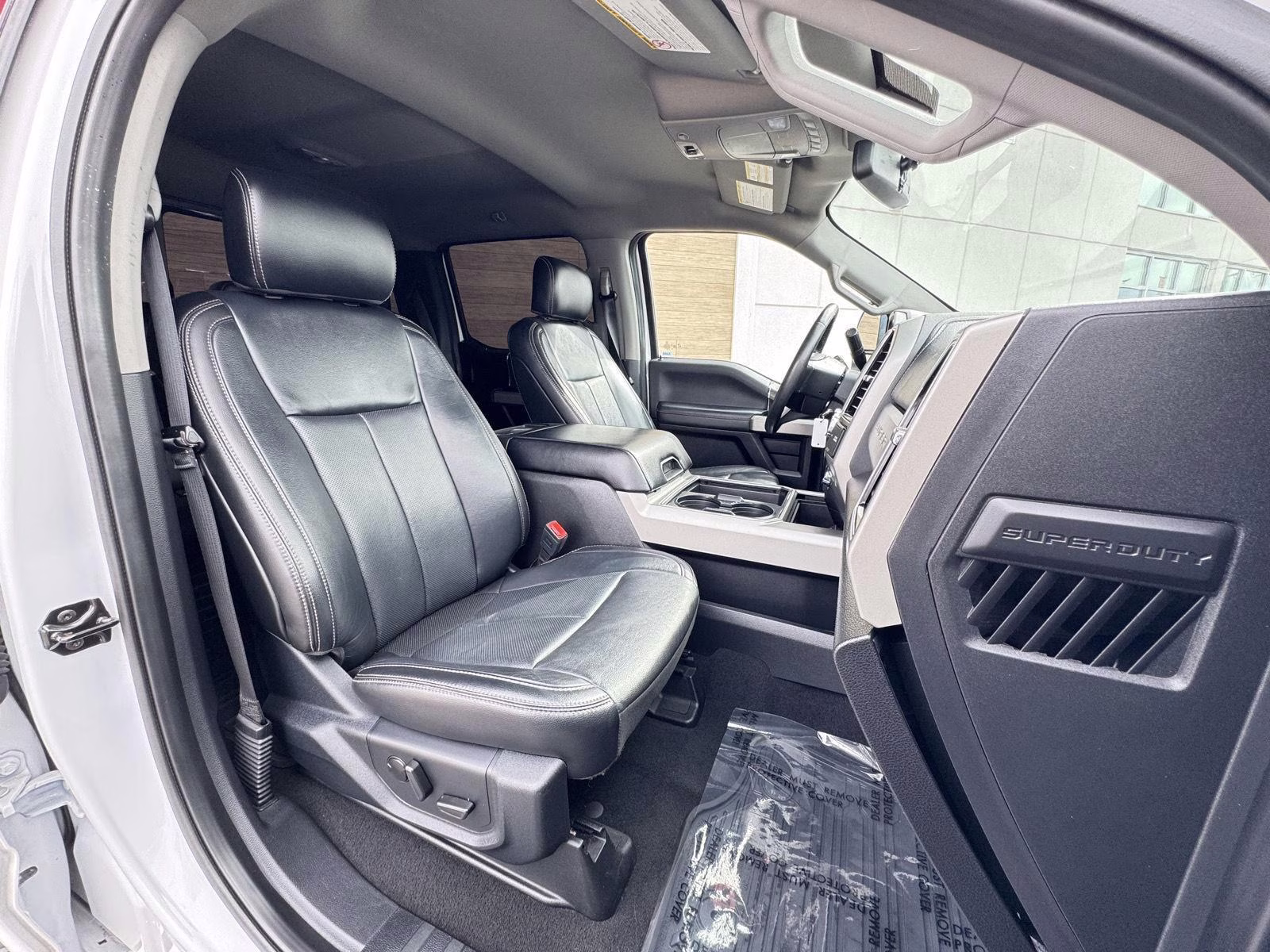 2020 Oxford White Ford Super Duty F-250 SRW Lariat 4X4 Truck