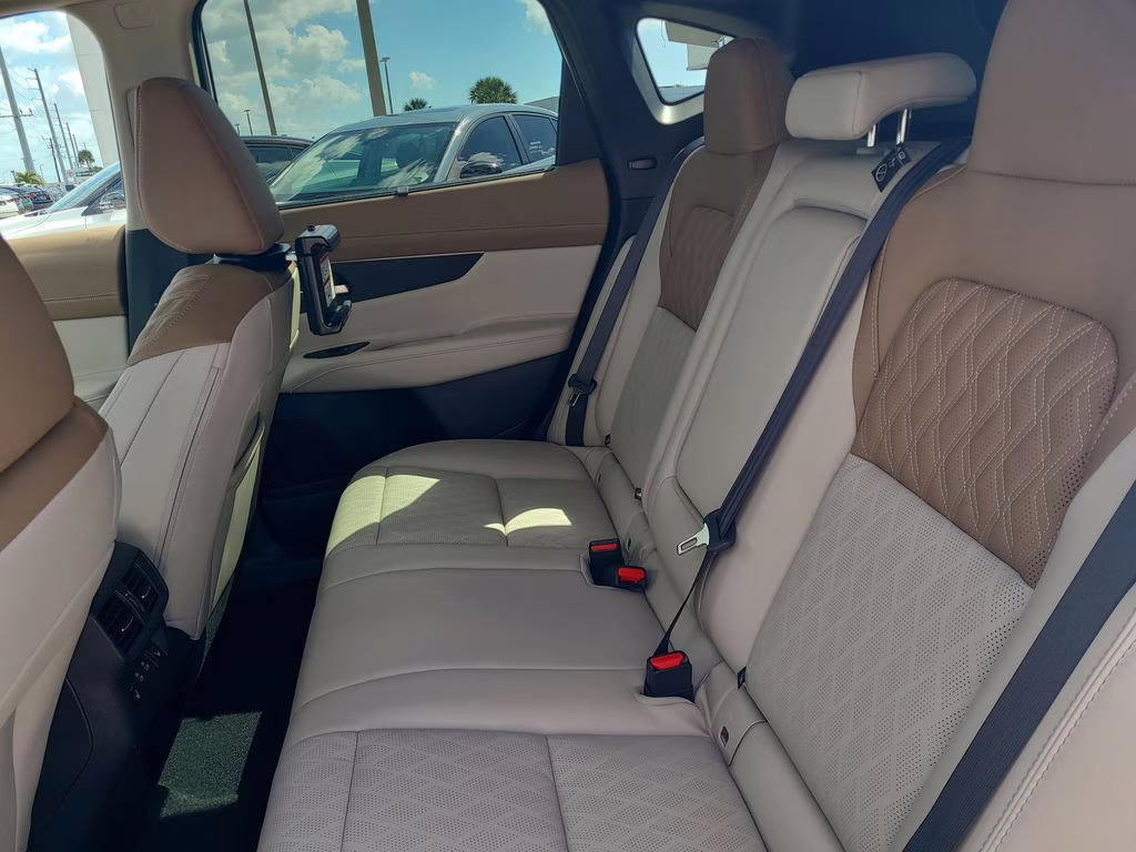 2026 Everest White Pearl/Black Nissan Murano Platinum AWD SUV