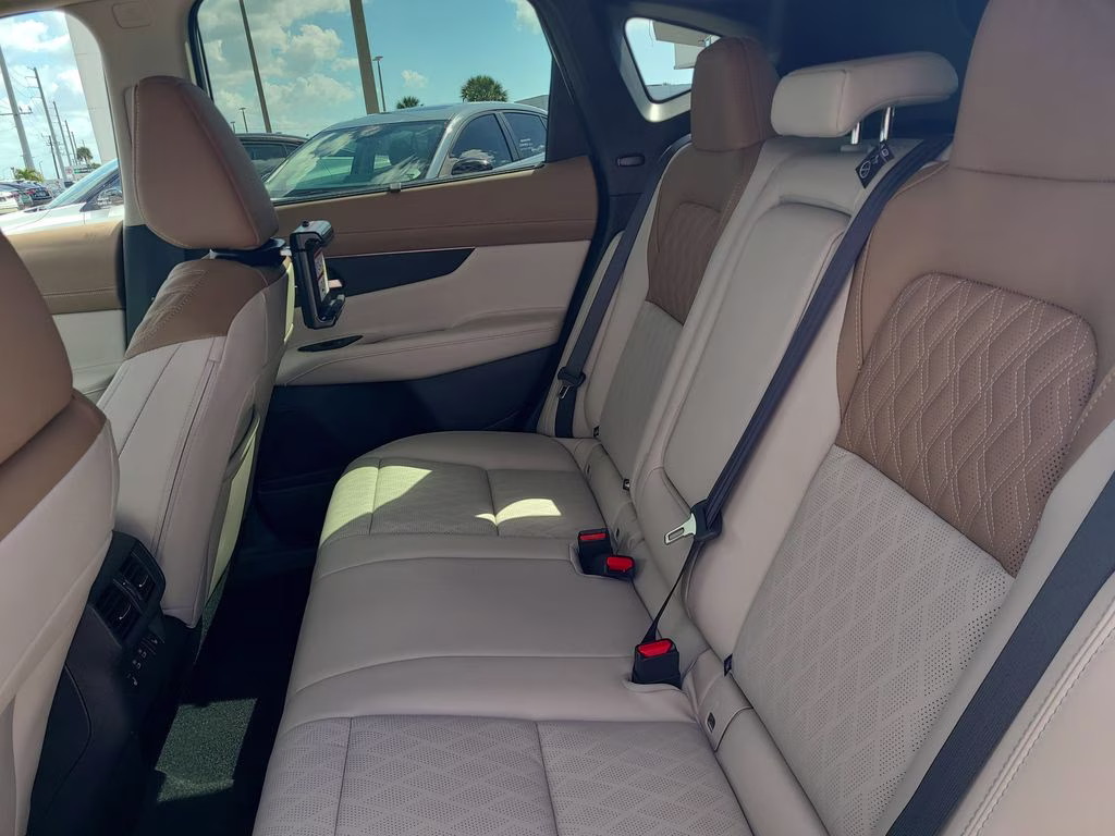 2026 Everest White Pearl/Black Nissan Murano Platinum AWD SUV