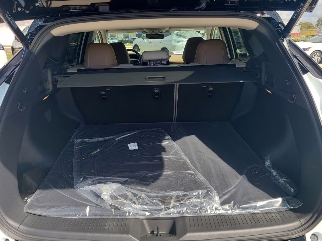2026 Everest White Pearl/Black Nissan Murano Platinum AWD SUV