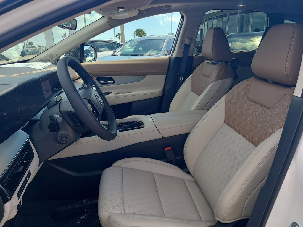 2026 Everest White Pearl/Black Nissan Murano Platinum AWD SUV