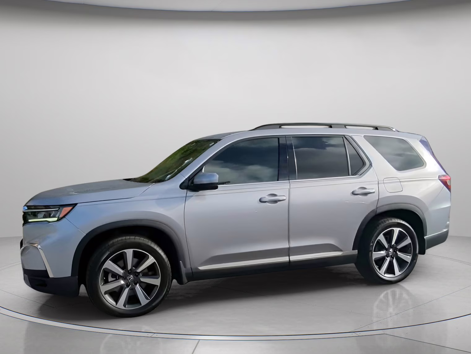 2024 Lunar Silver Metallic Honda Pilot Touring FWD SUV
