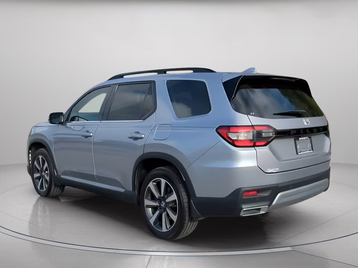 2024 Lunar Silver Metallic Honda Pilot Touring FWD SUV