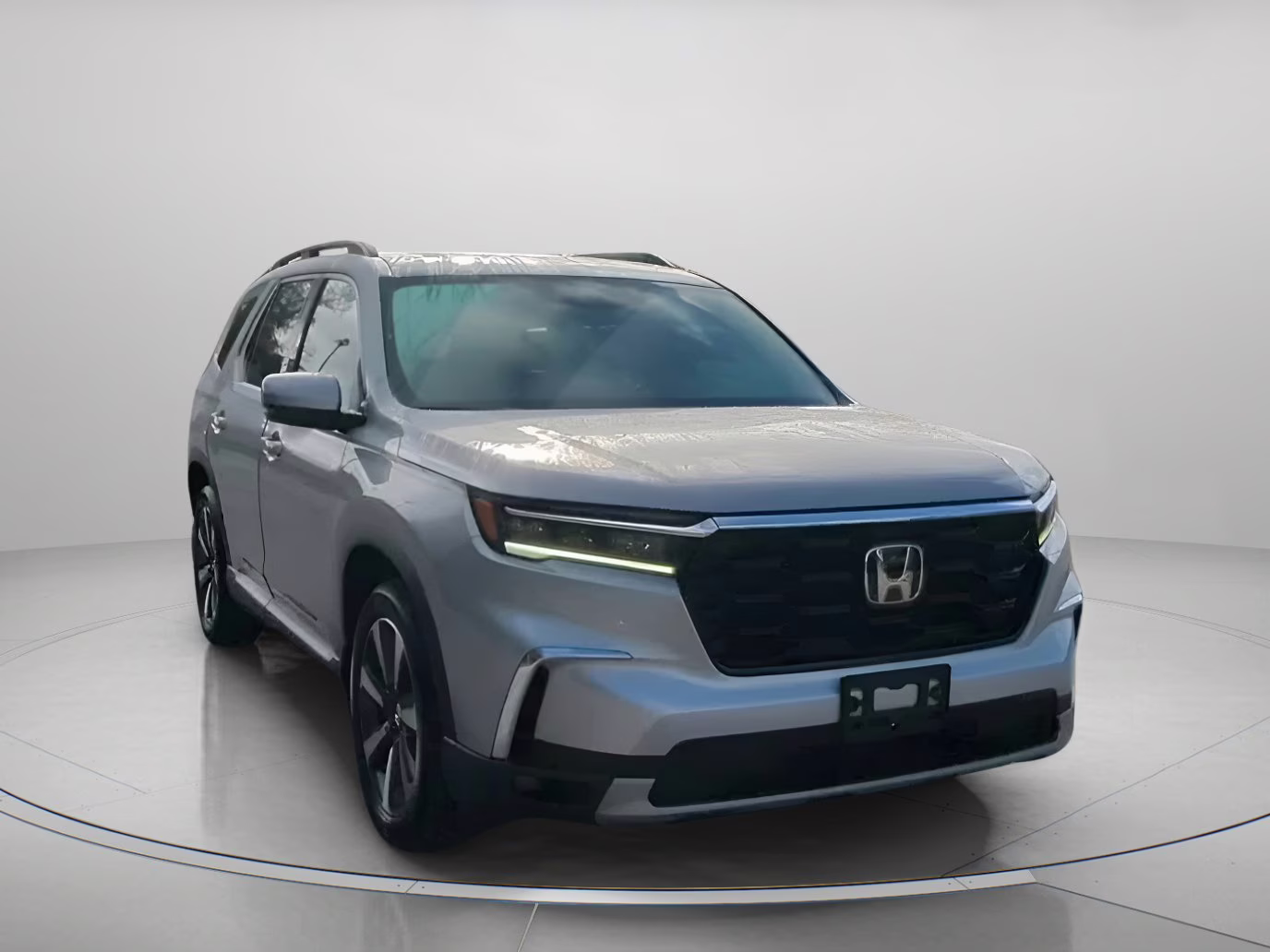 2024 Lunar Silver Metallic Honda Pilot Touring FWD SUV