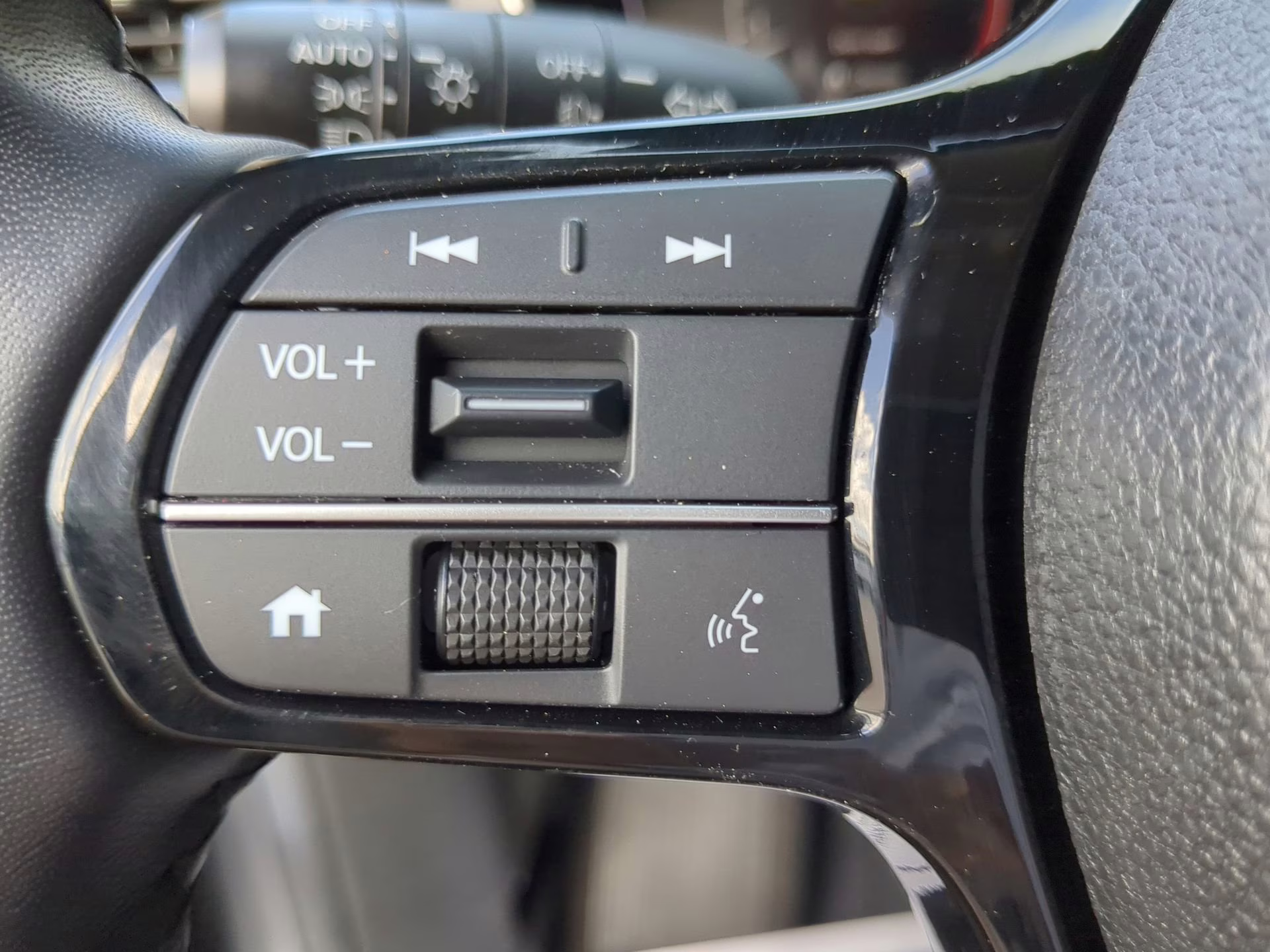 2024 Lunar Silver Metallic Honda Pilot Touring FWD SUV