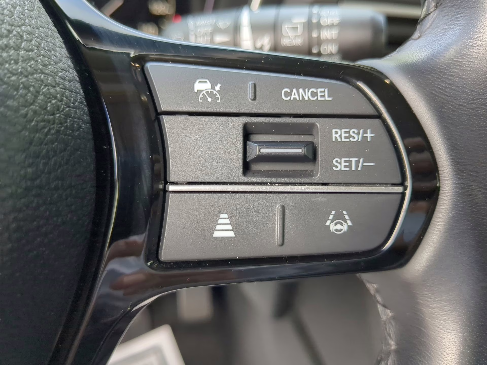 2024 Lunar Silver Metallic Honda Pilot Touring FWD SUV