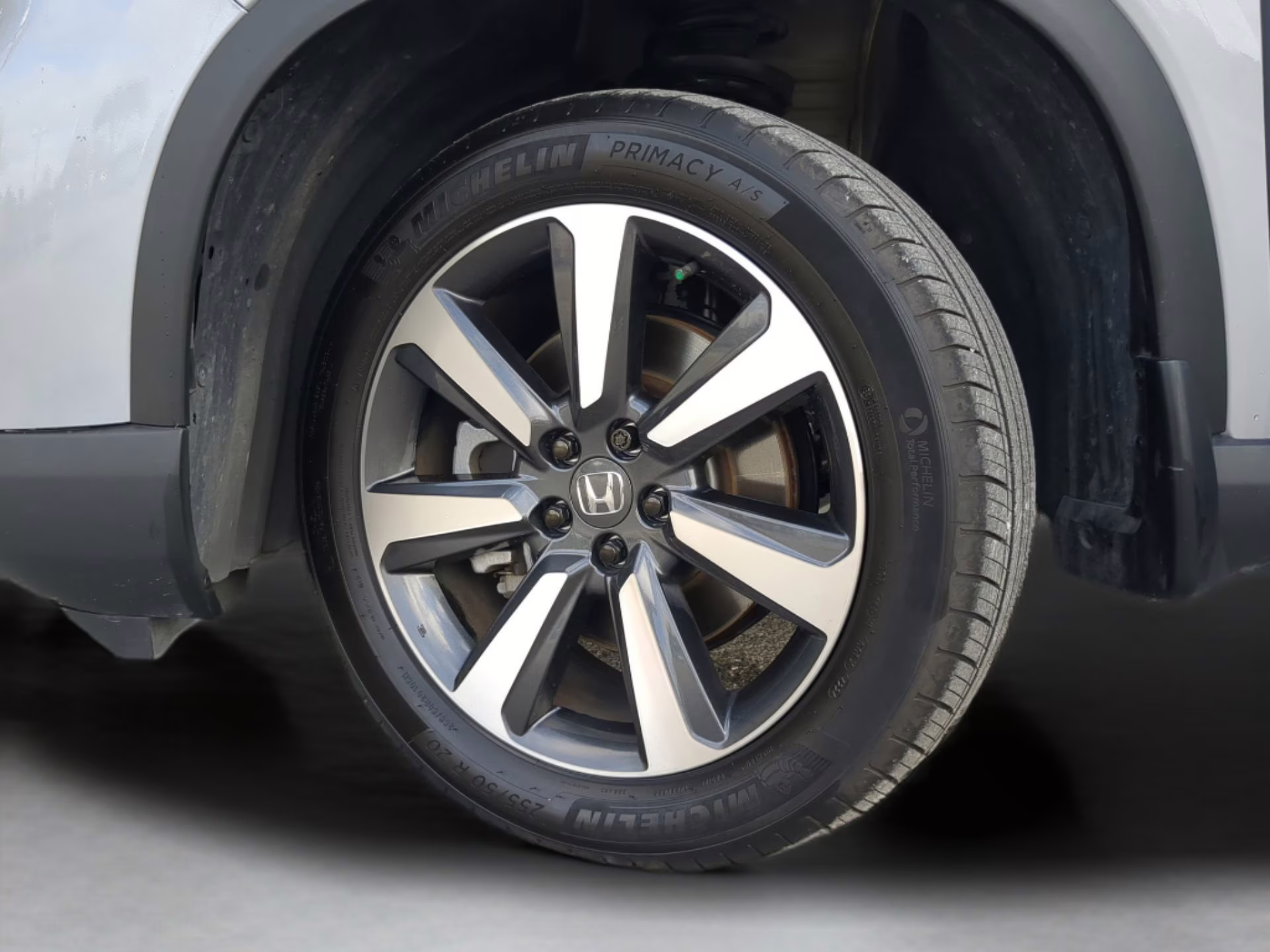 2024 Lunar Silver Metallic Honda Pilot Touring FWD SUV