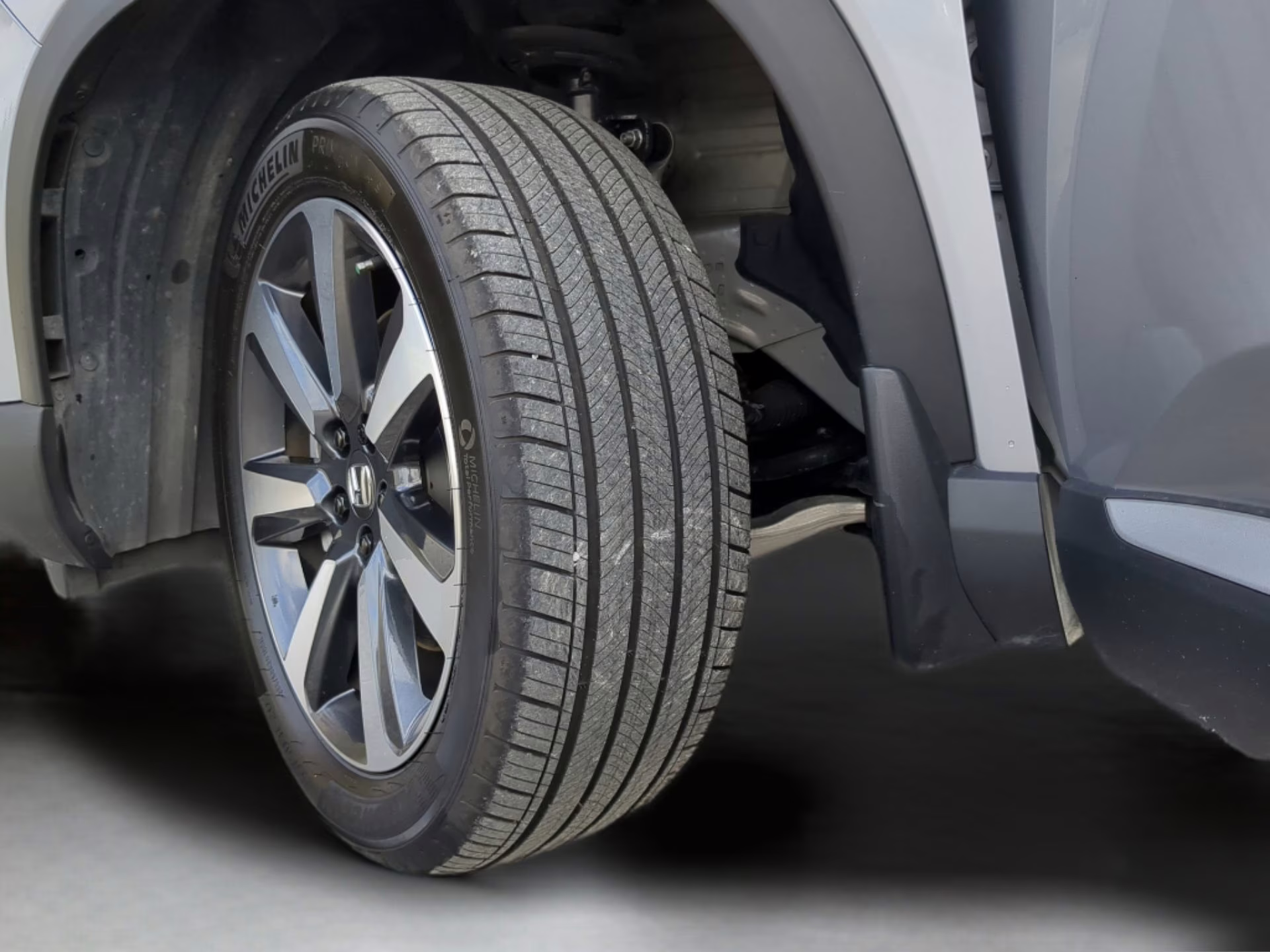 2024 Lunar Silver Metallic Honda Pilot Touring FWD SUV