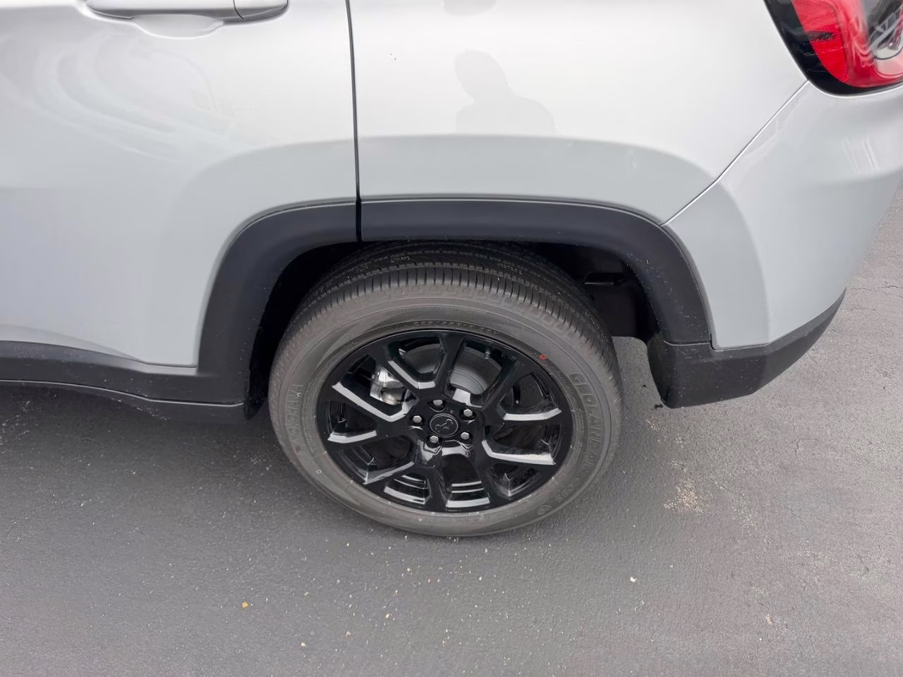 2026 Silver Zynith Metallic Clearcoat Jeep Compass Latitude 4X4 SUV