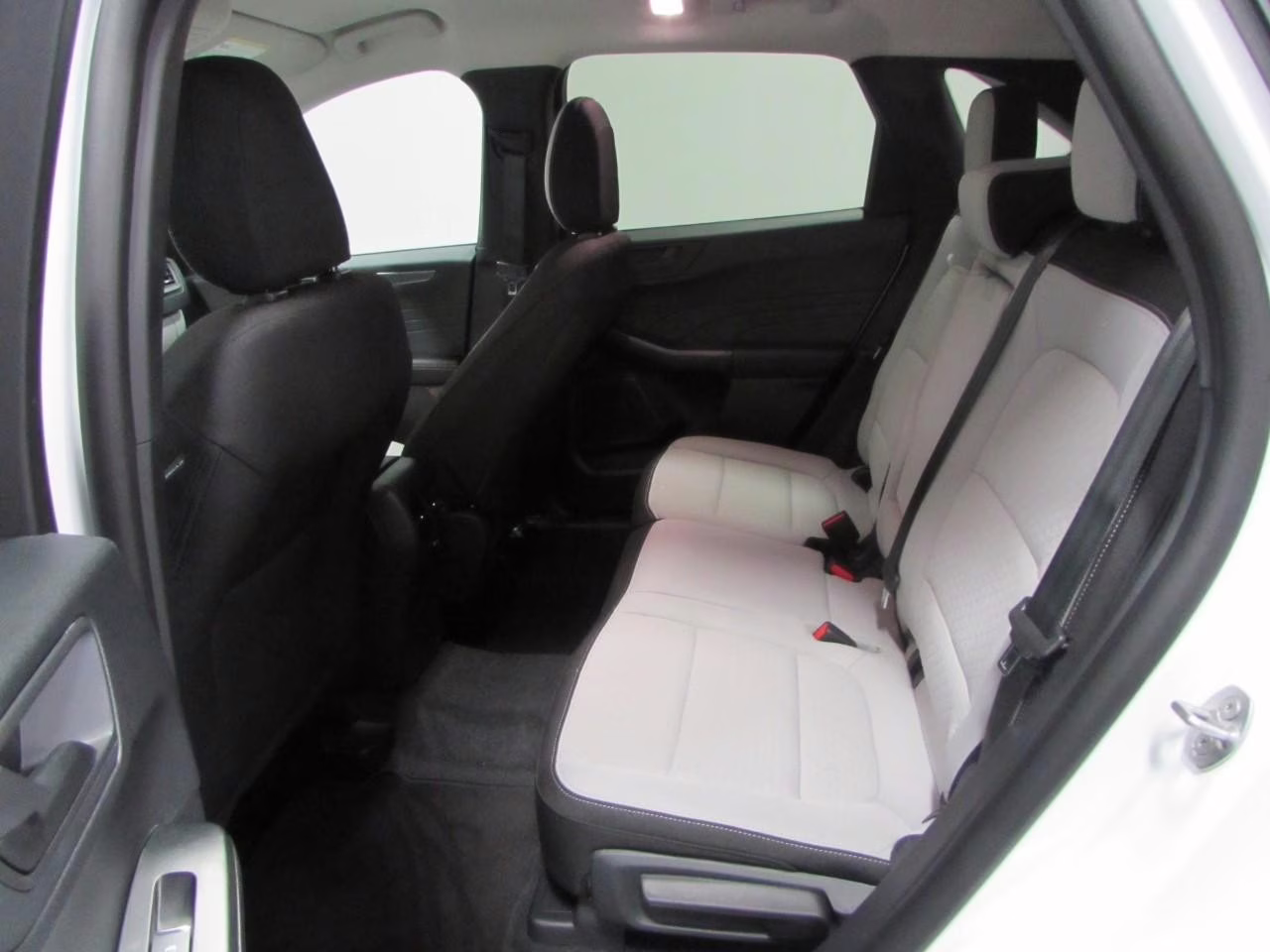 2026 Oxford White Ford Escape Active FWD SUV